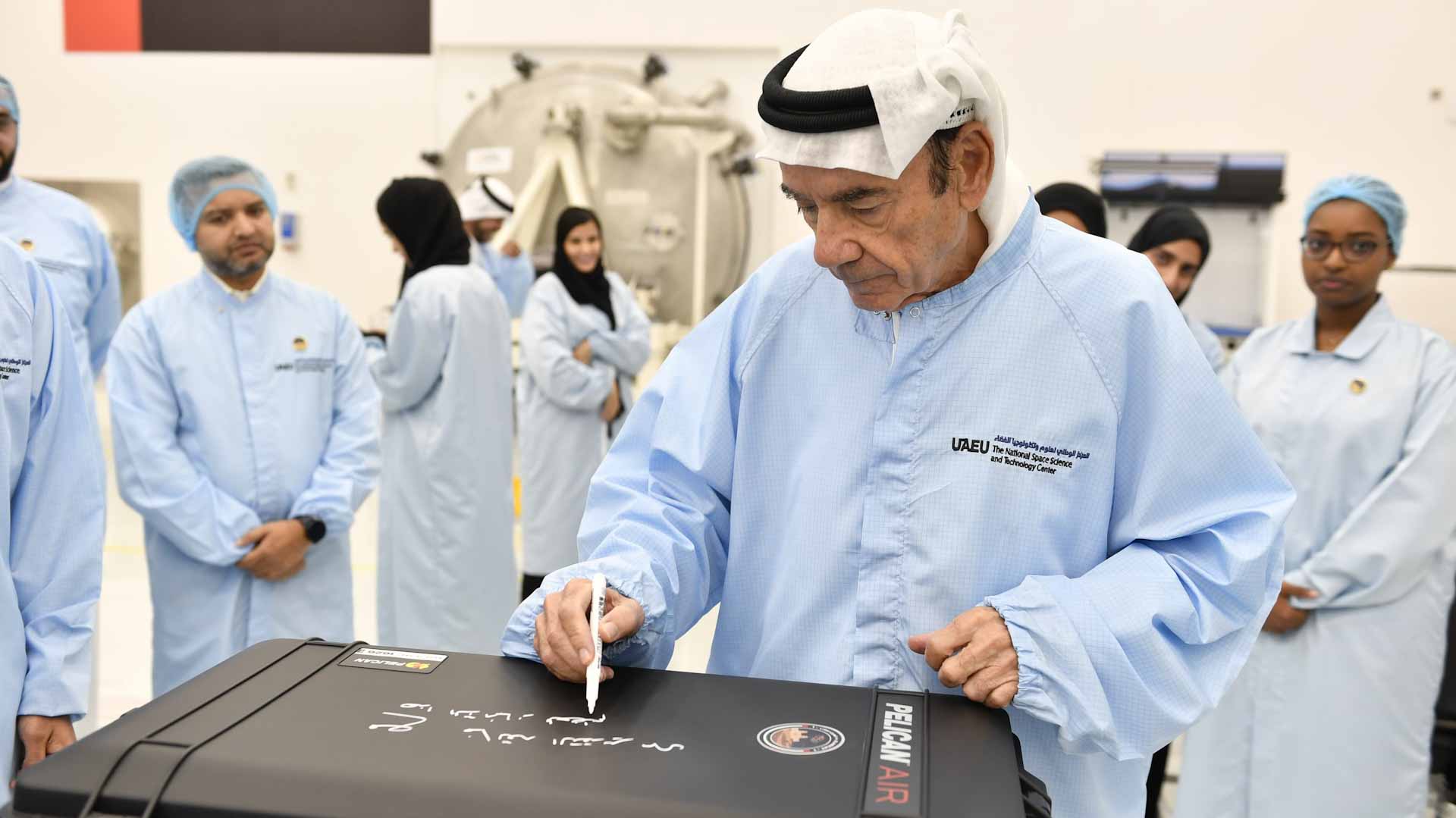 صورة بعنوان: زكي نسيبة يوقع على صندوق نقل القمر الصناعي "العين سات - 1" 