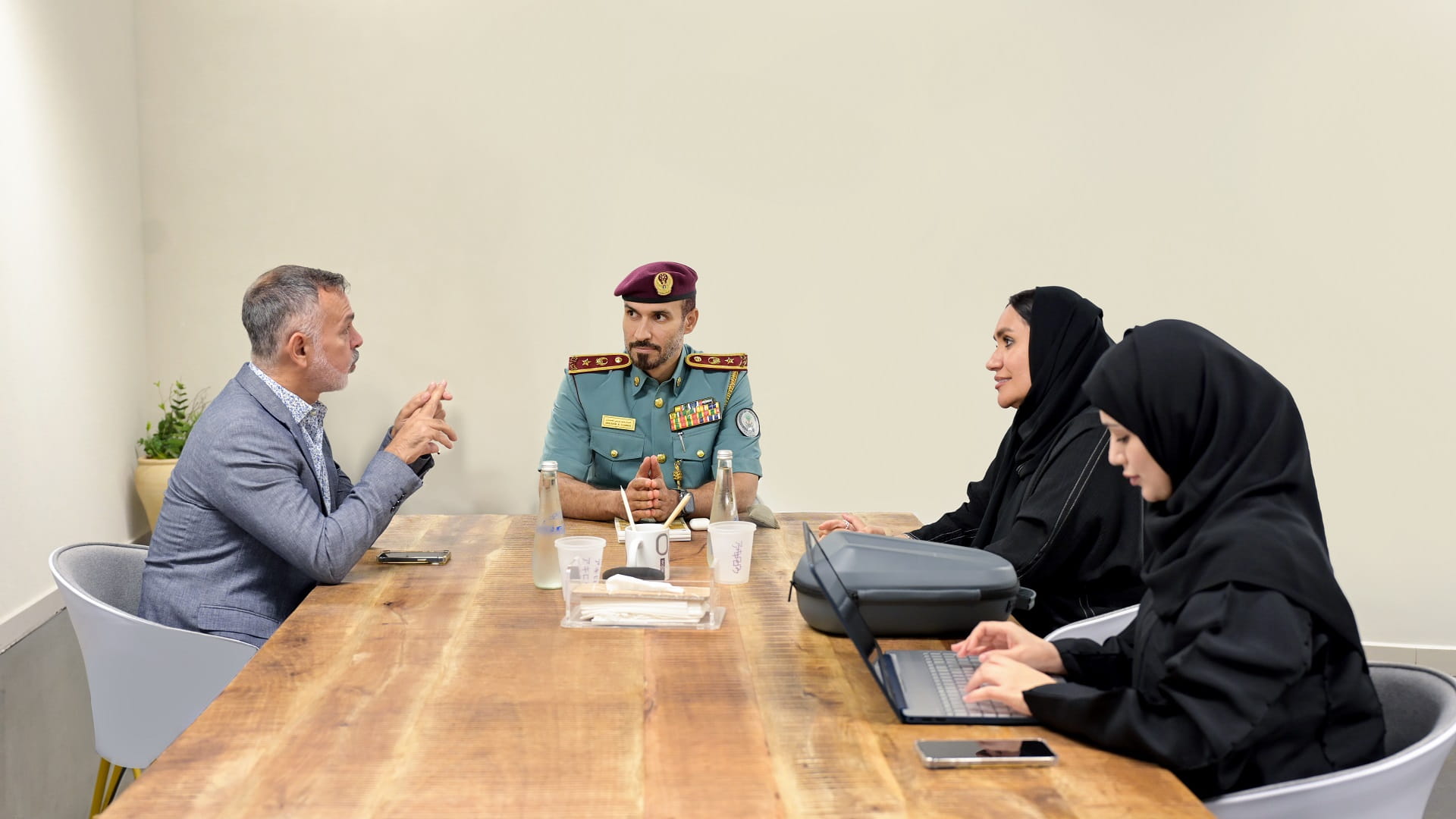 صورة بعنوان: شرطة الشارقة والجامعة الأميركية تبحثان التعاون بمشاريع مستدامة 