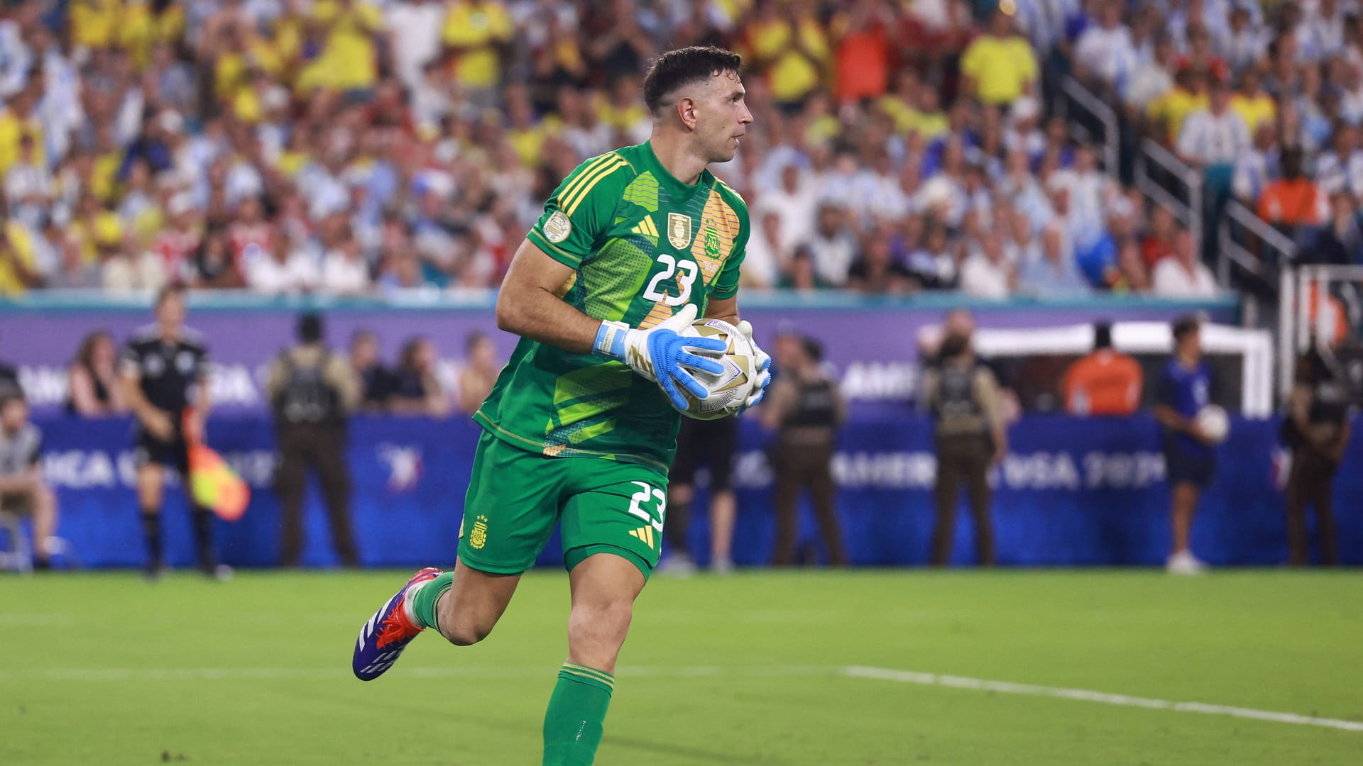 صورة بعنوان: نادي أستون فيلا يمدد التعاقد مع الحارس الأرجنتيني مارتينيز 