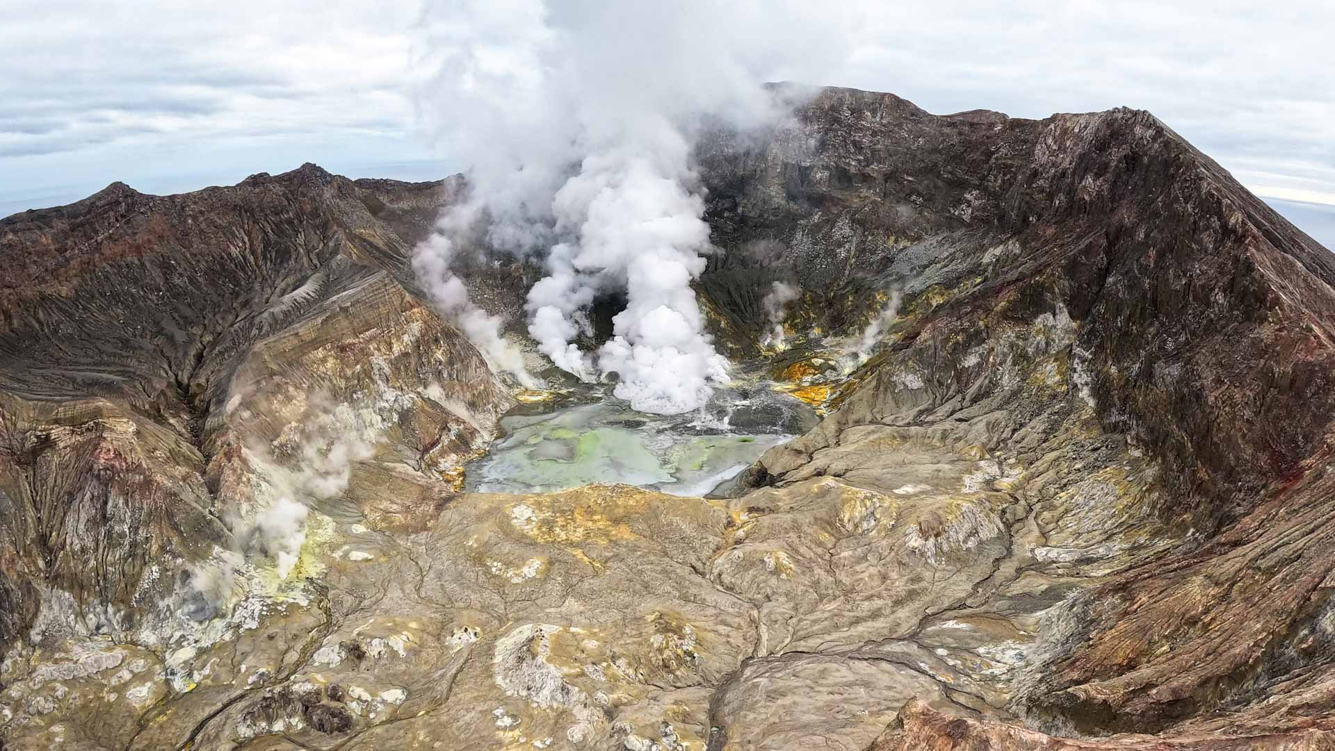 صورة بعنوان: في نيوزيلندا.. ثوران بركان يشل حركة الطيران بسبب الرماد المتراكم 