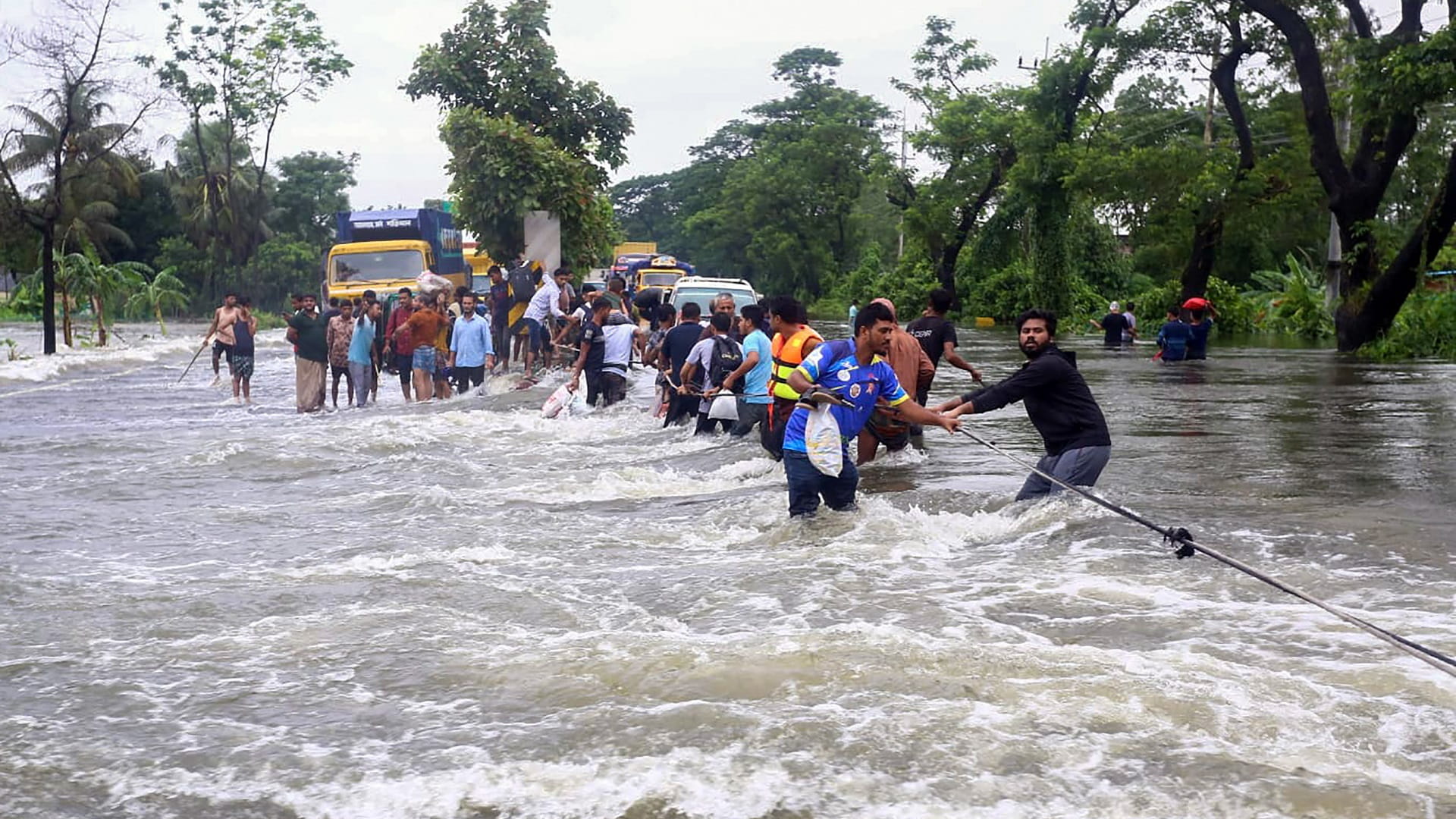 صورة بعنوان: بعد فيضانات بنغلاديش المباغتة.. 300 ألف شخص في ملاجئ الطوارئ  