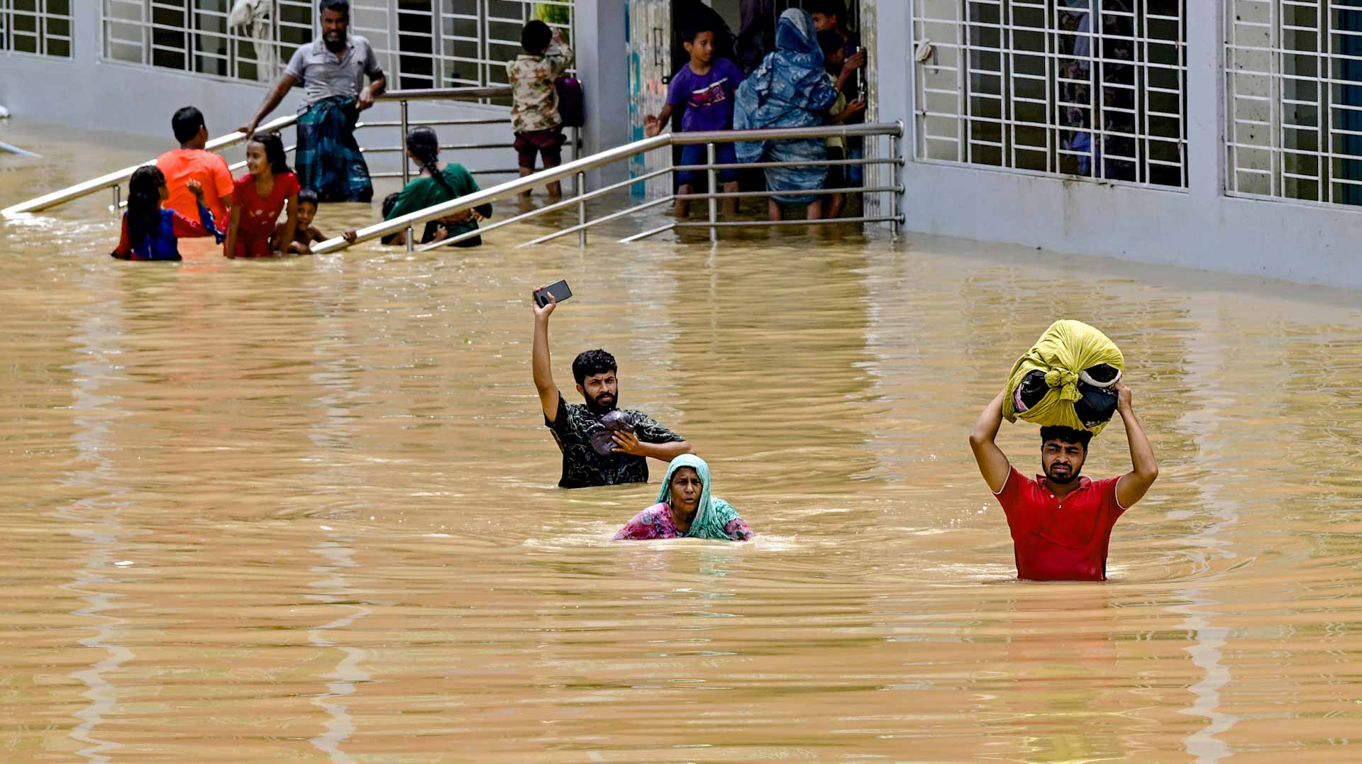 Image for the title: Floods ease in Bangladesh but 300,000 still in shelters 