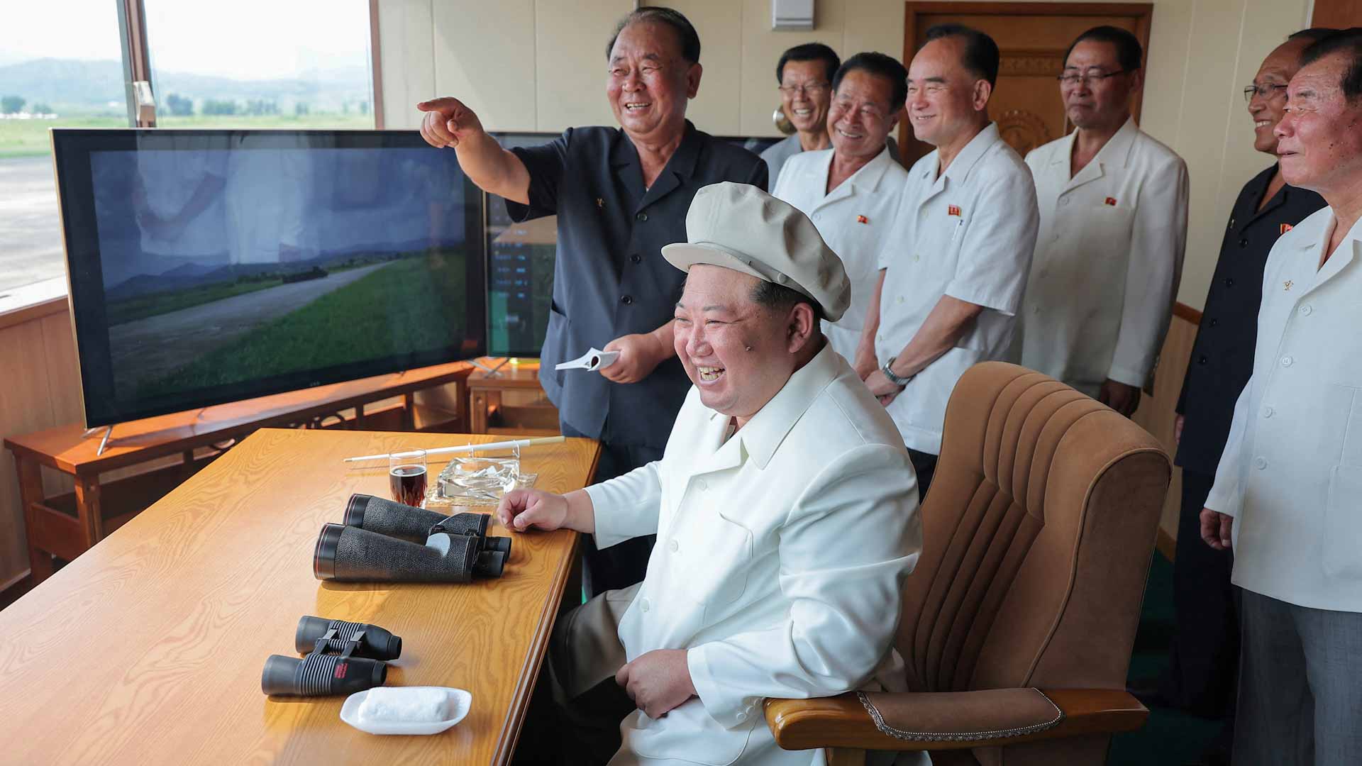 صورة بعنوان: في تحد موجع للغرب.. كيم يشهد اختبار أداء طائرات مسيرة طورتها بلاده 