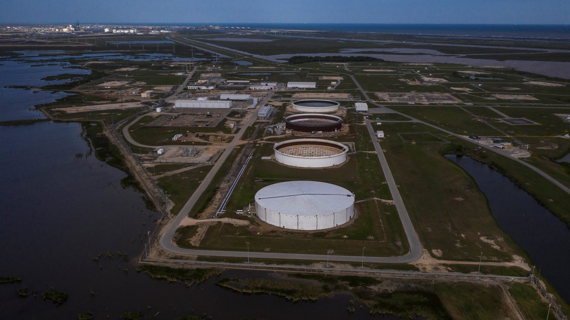 صورة بعنوان: التوترات في المنطقة والتوقعات بخفض الفائدة ترفعان أسعار النفط 