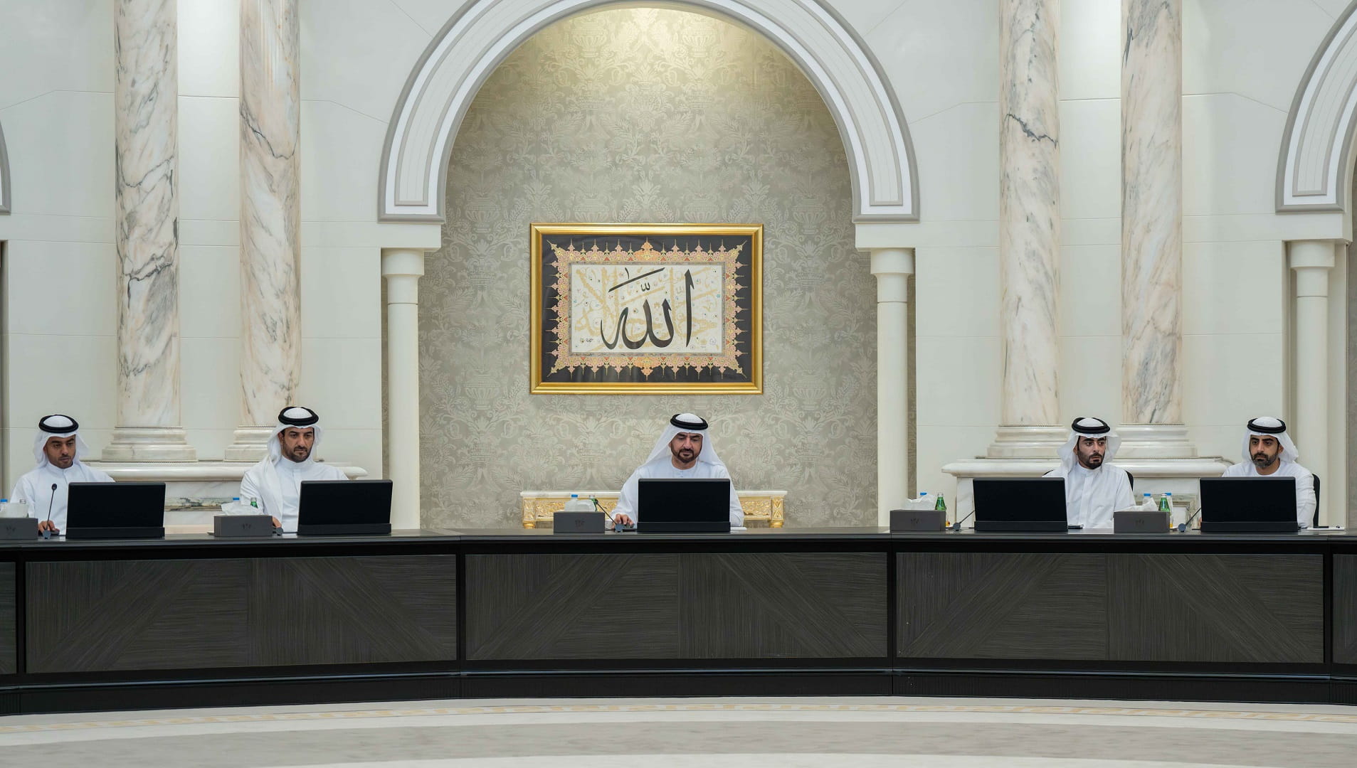 صورة بعنوان: تنفيذي الشارقة يستعرض تقرير "الموارد" حول "توظيف الكوادر الوطنية" 