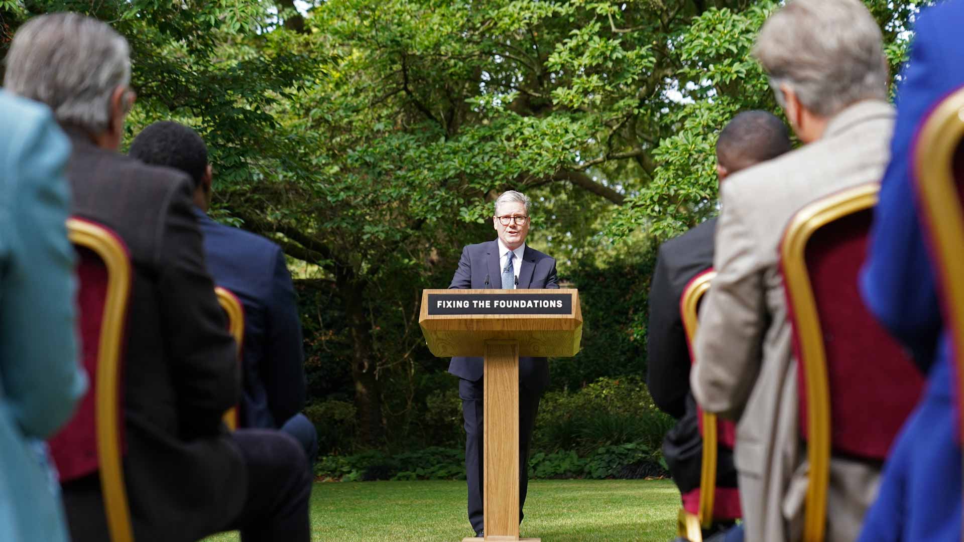 صورة بعنوان: البريطانيون أمام مستقبل معتم بعد الثقب الأسود المالي للمحافظين 