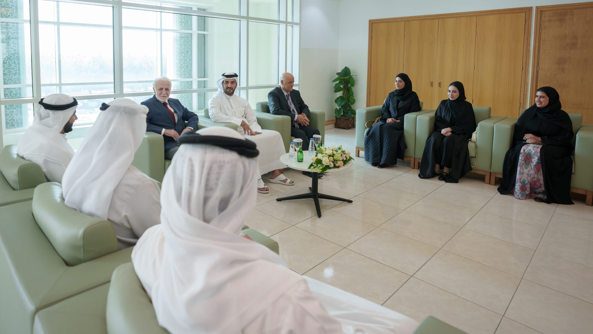 سلطان بن أحمد يستقبل طلبة جامعة الشارقة المبتعثين إلى أميركا