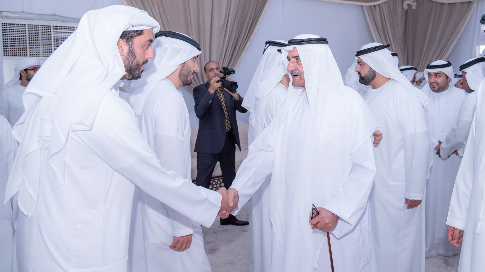 حاكم الفجيرة يعزي بوفاة موزة المري في دبي