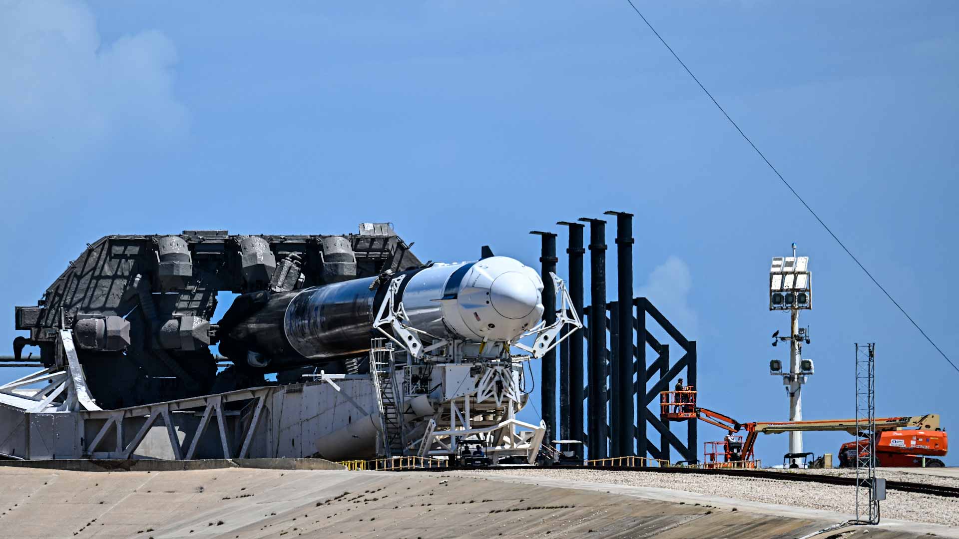 ماسك في ورطة.. صواريخ "فالكون 9" تخرج عن الخدمة بعد حادث نادر 