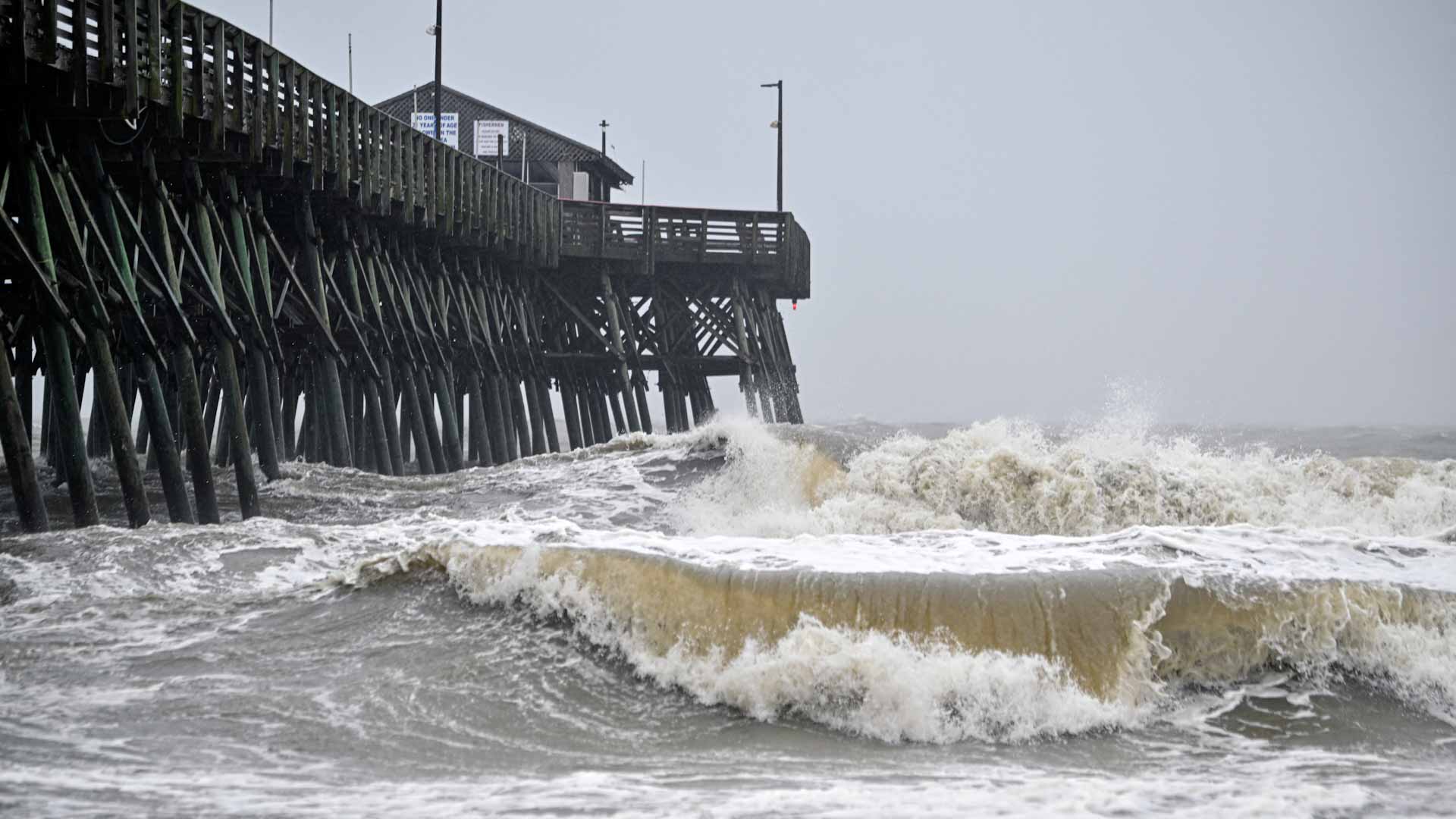 علماء: تغير المناخ جعل الإعصار غايمي أكثر خطورة فأغرق ناقلة نفط 