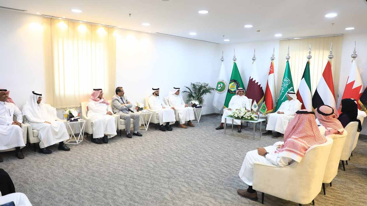 الأمين العام لمجلس التعاون يطلع على برامج "التربوي للغة العربية" 