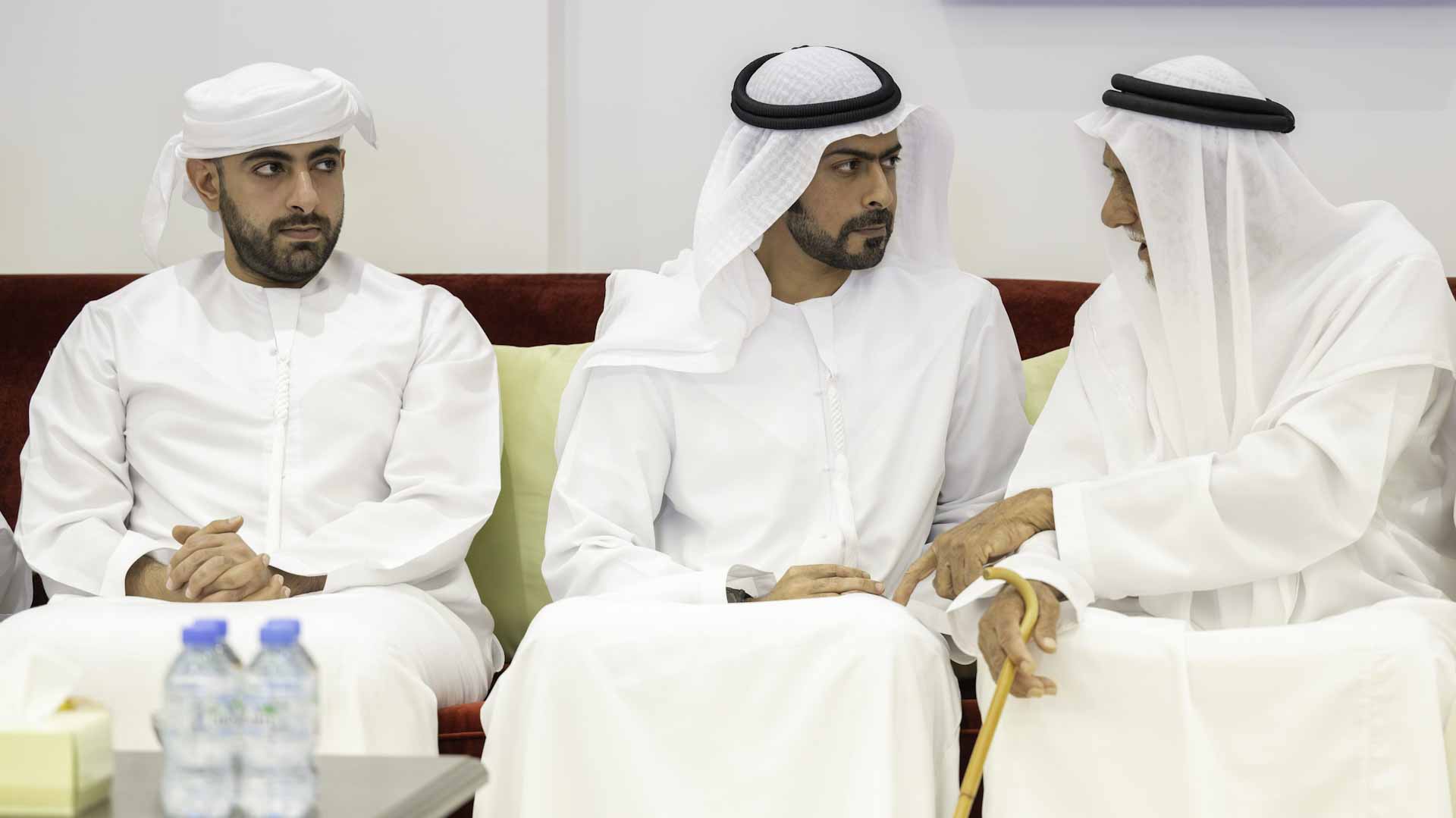 خليفة وزايد بن طحنون يقدمان واجب العزاء بوفاة زوجة عبد الله القمزي 