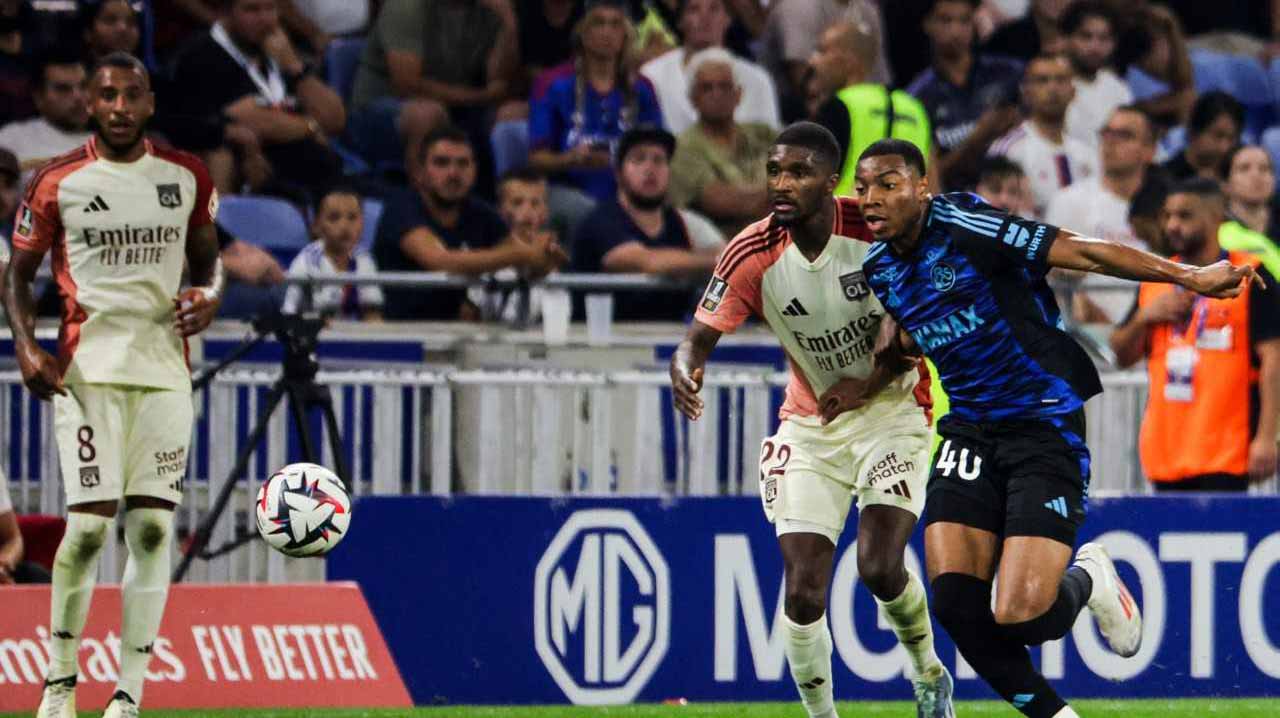 Lyon's first win of Ligue 1 season comes Gift-wrapped 