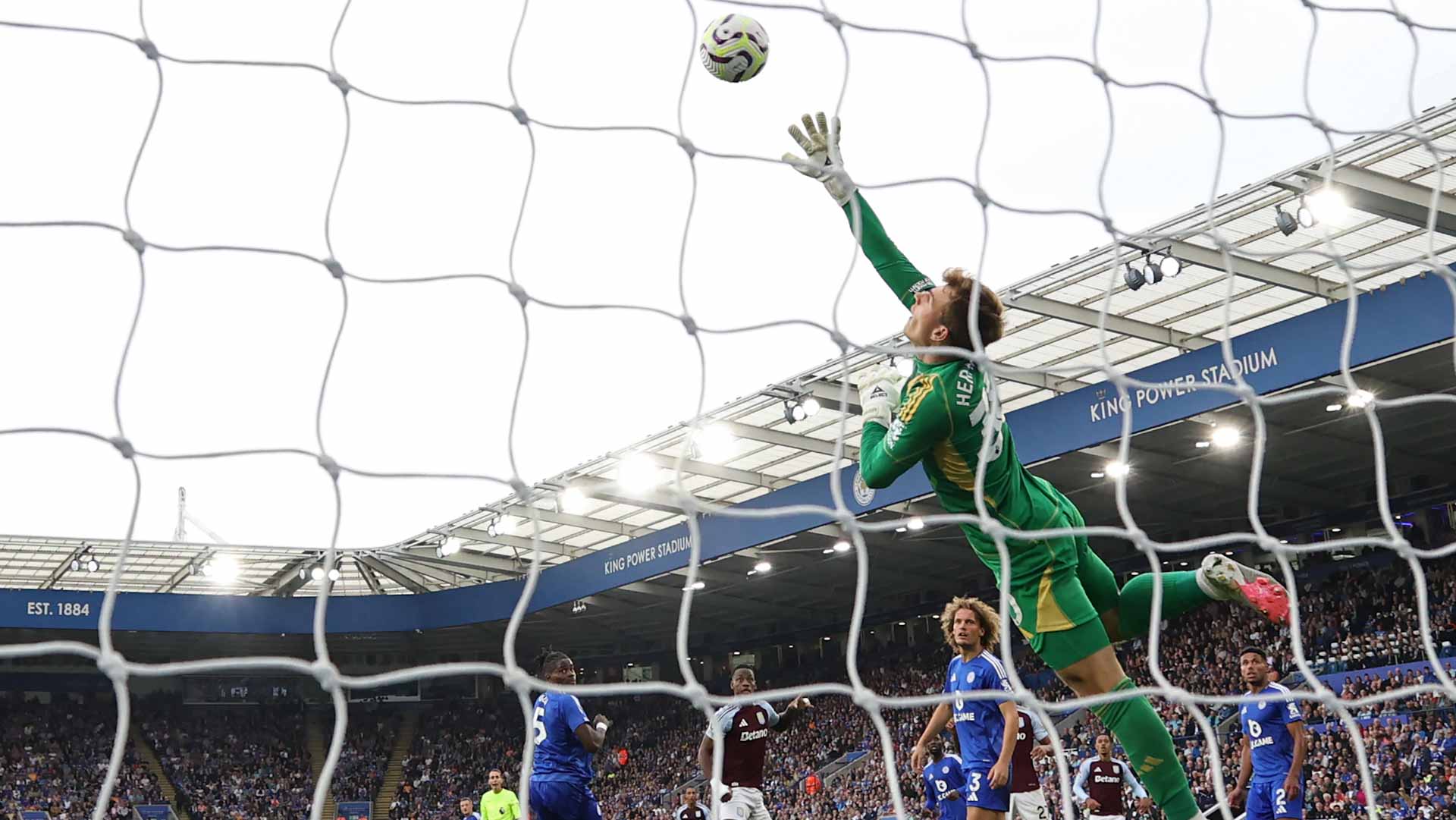 أستون فيلا يخطف النقاط الثلاث من أمام ليستر سيتي بالدوري الإنجليزي 