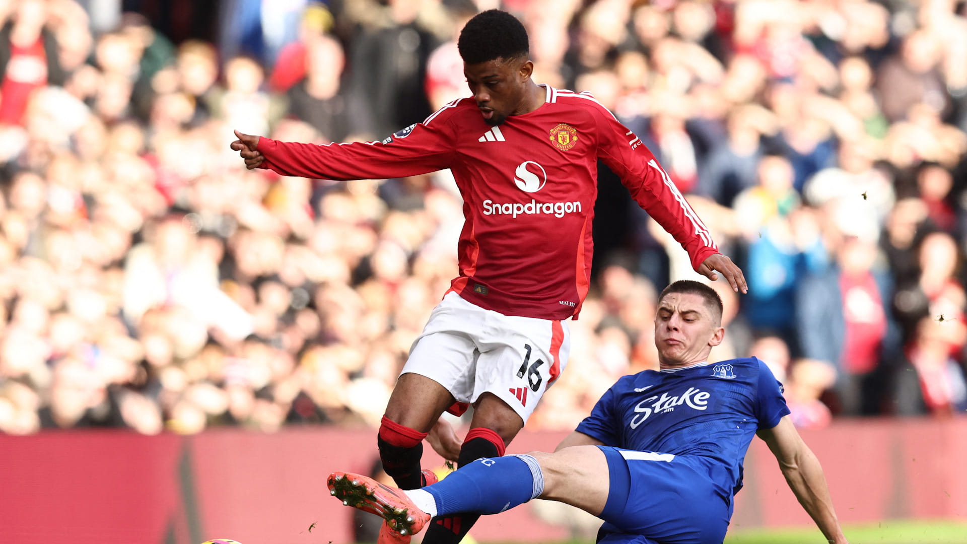 مانشستر يونايتد يقسو على إيفرتون في الدوري الإنجليزي 