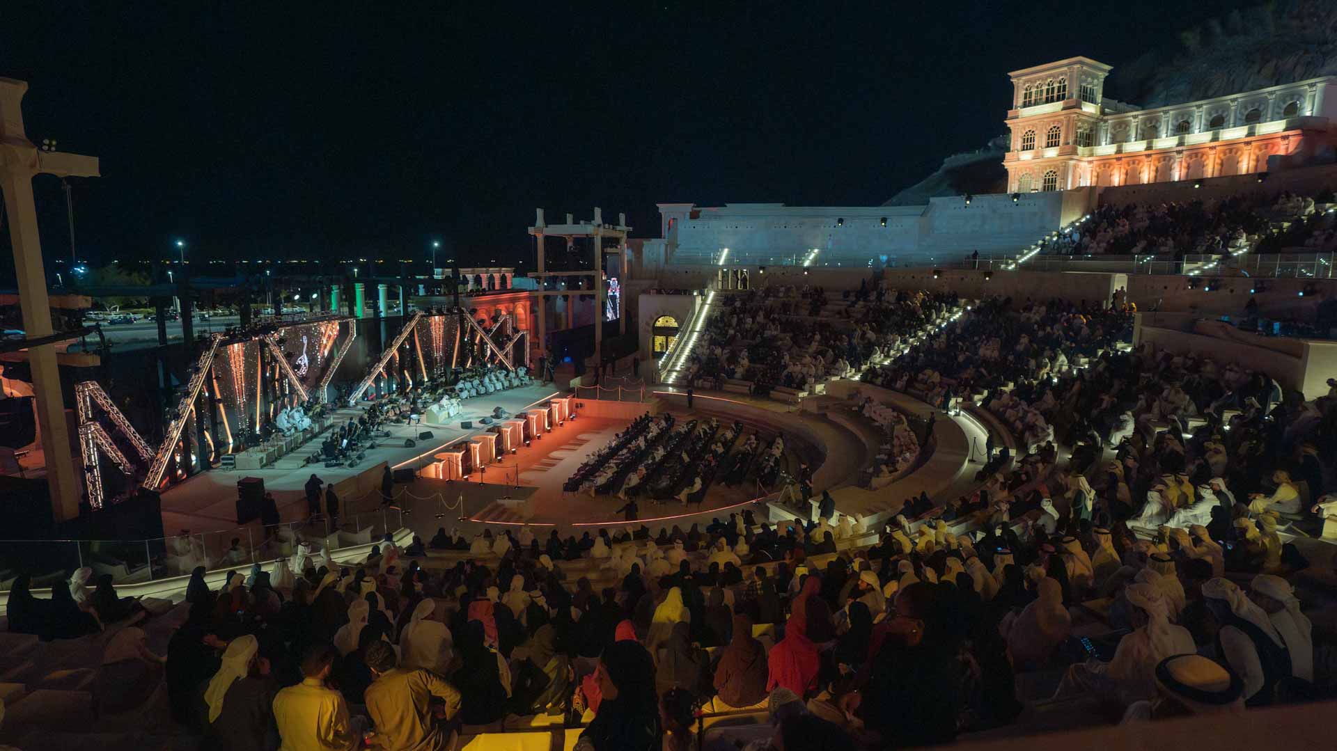 أمسية وطنية.. ميحد حمد ومطرف المطرف يطربان جمهور مدرج خورفكان