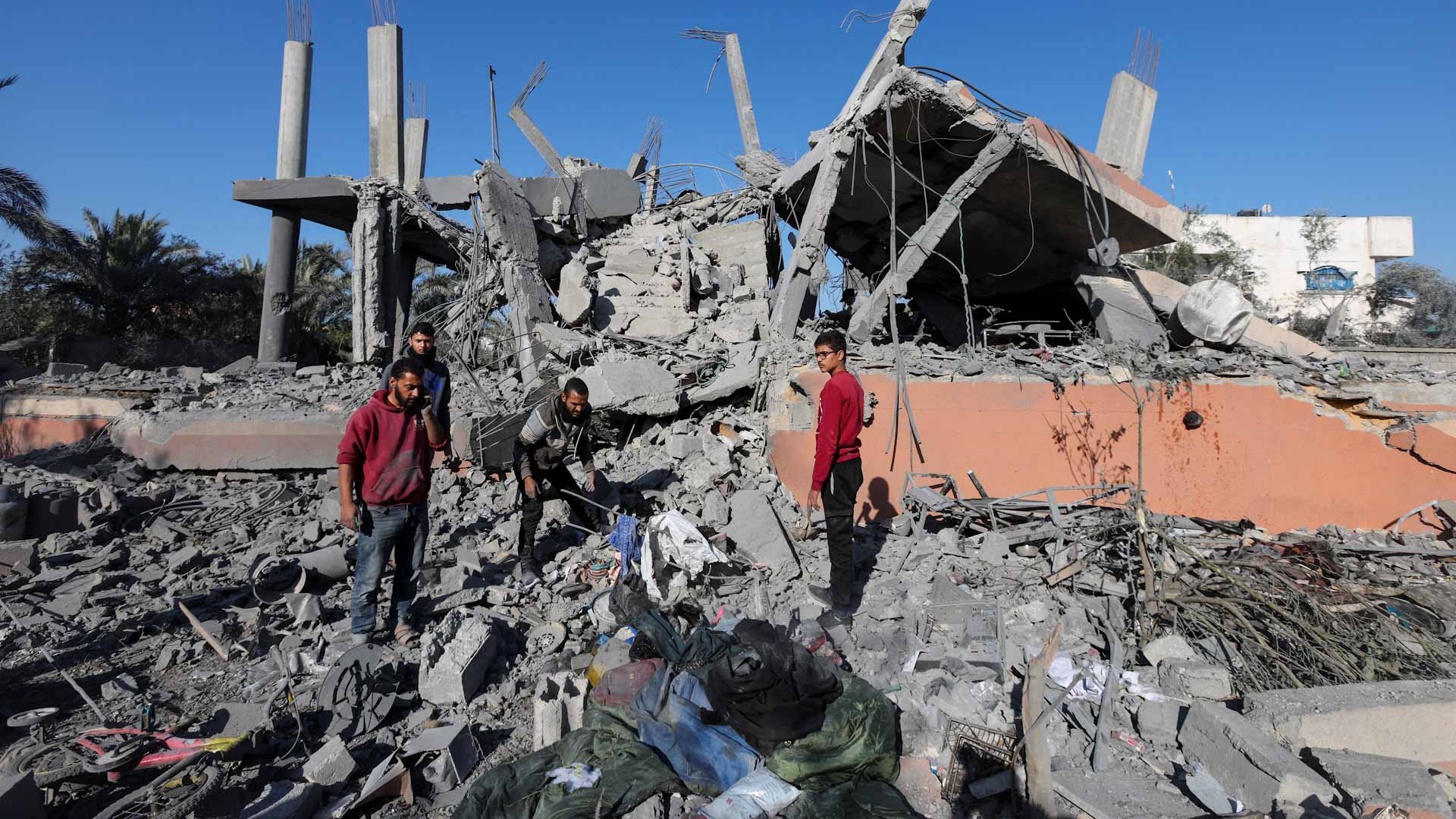 وسط الدمار..قوات إسرائيل تتوغل بخان يونس والقصف يقتل20 في قطاع غزة 