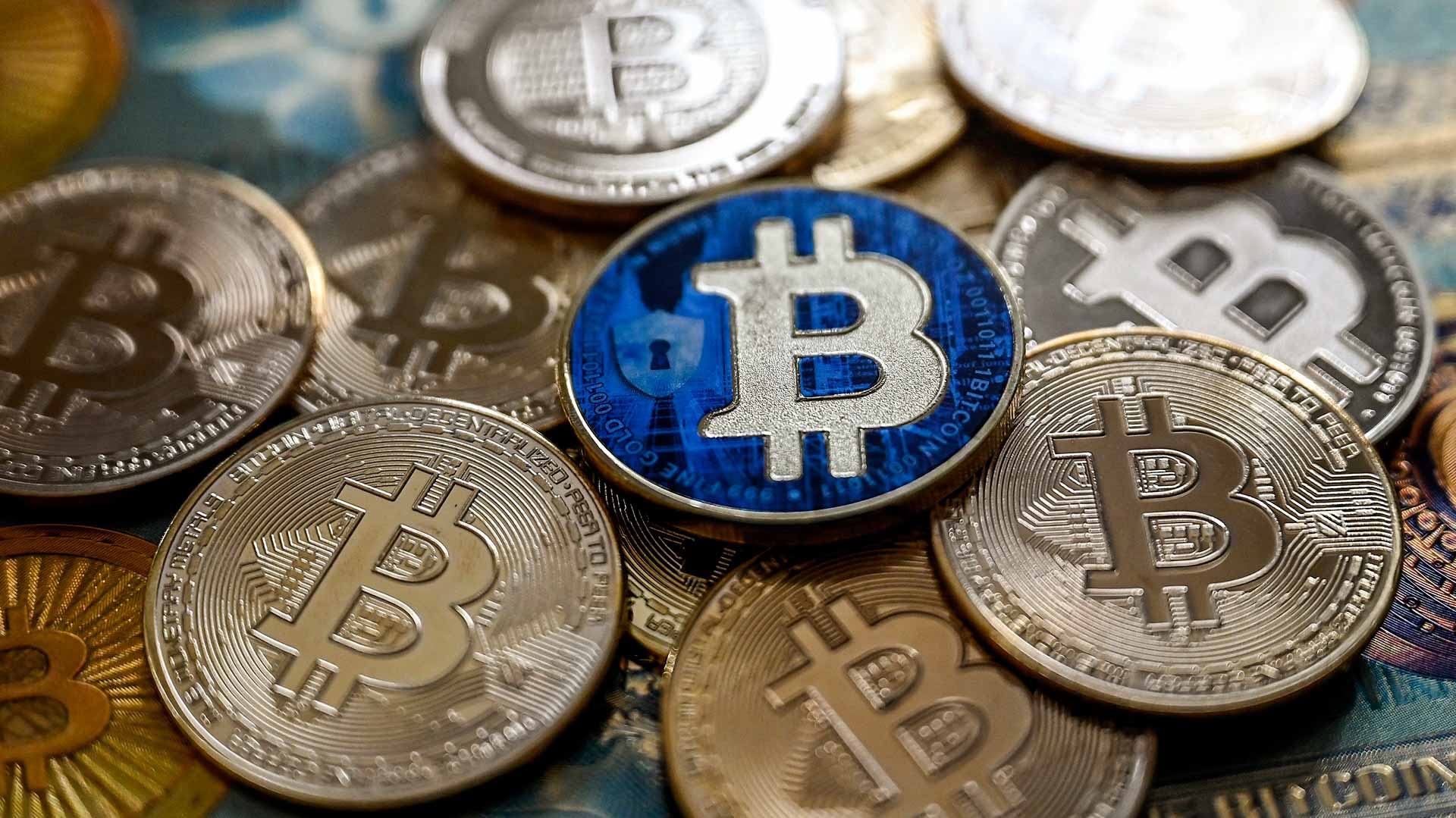 بتكوين تتخطى 100 ألف دولار لأول مرة وسط توقعات تنظيمية