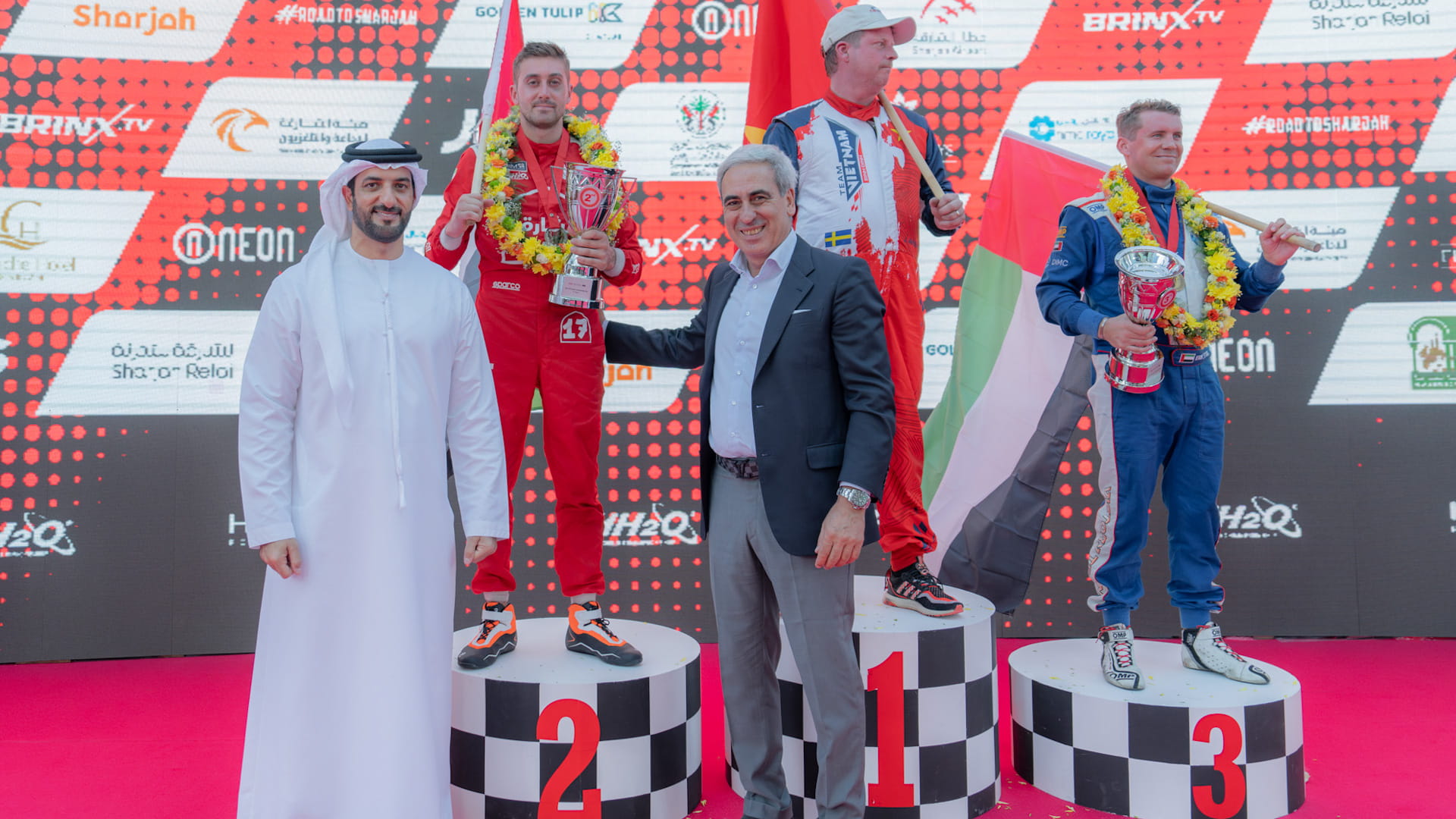 سلطان بن أحمد يتوّج الفائزين ببطولة العالم للزوارق السريعة