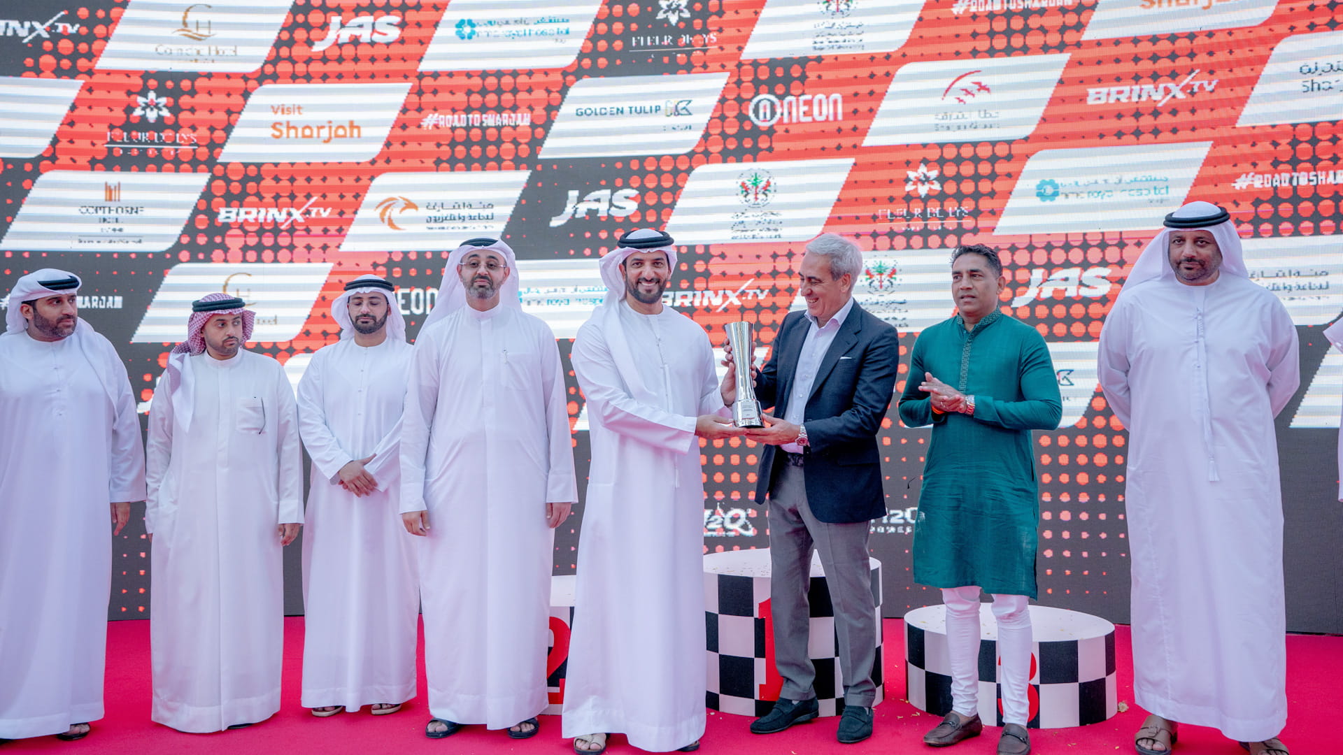 سلطان بن أحمد يتوّج الفائزين ببطولة العالم للزوارق السريعة