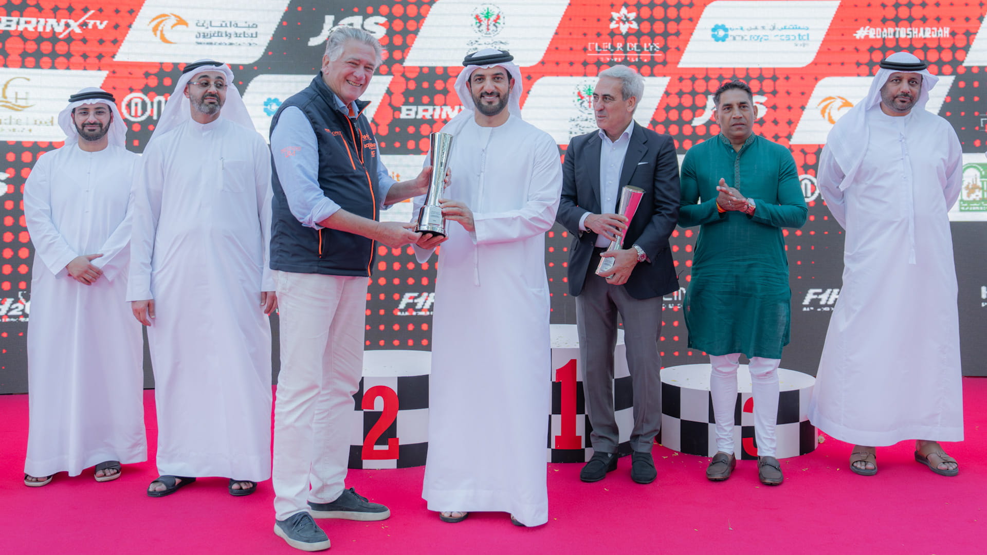 سلطان بن أحمد يتوّج الفائزين ببطولة العالم للزوارق السريعة