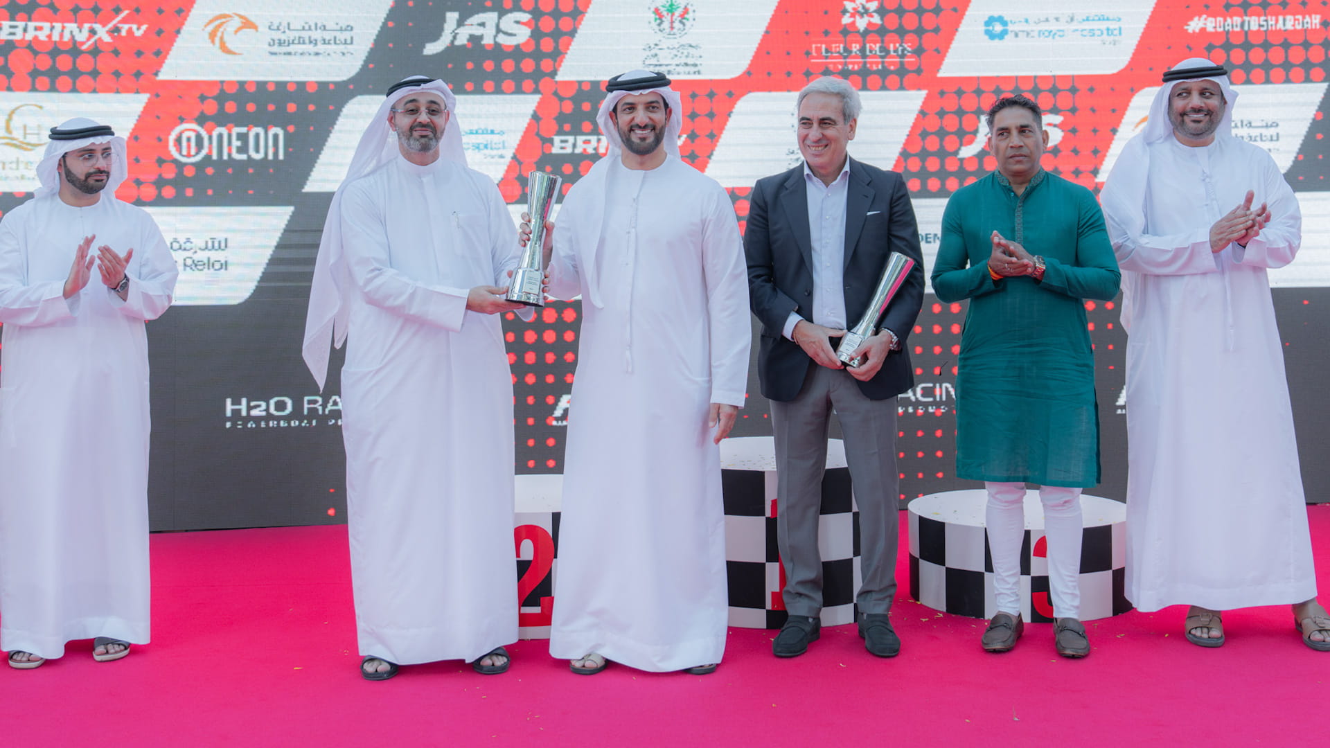 سلطان بن أحمد يتوّج الفائزين ببطولة العالم للزوارق السريعة