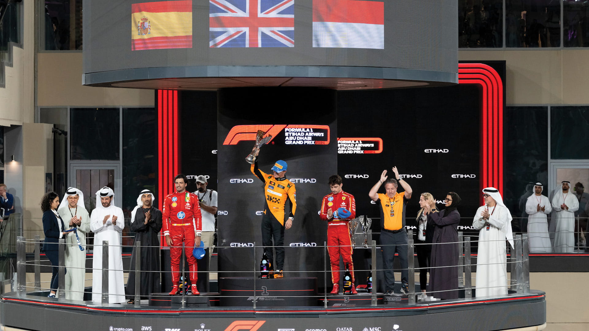 حمدان بن محمد بن زايد يتوج نوريس بجائزة الاتحاد للطيران للفورمولا1 