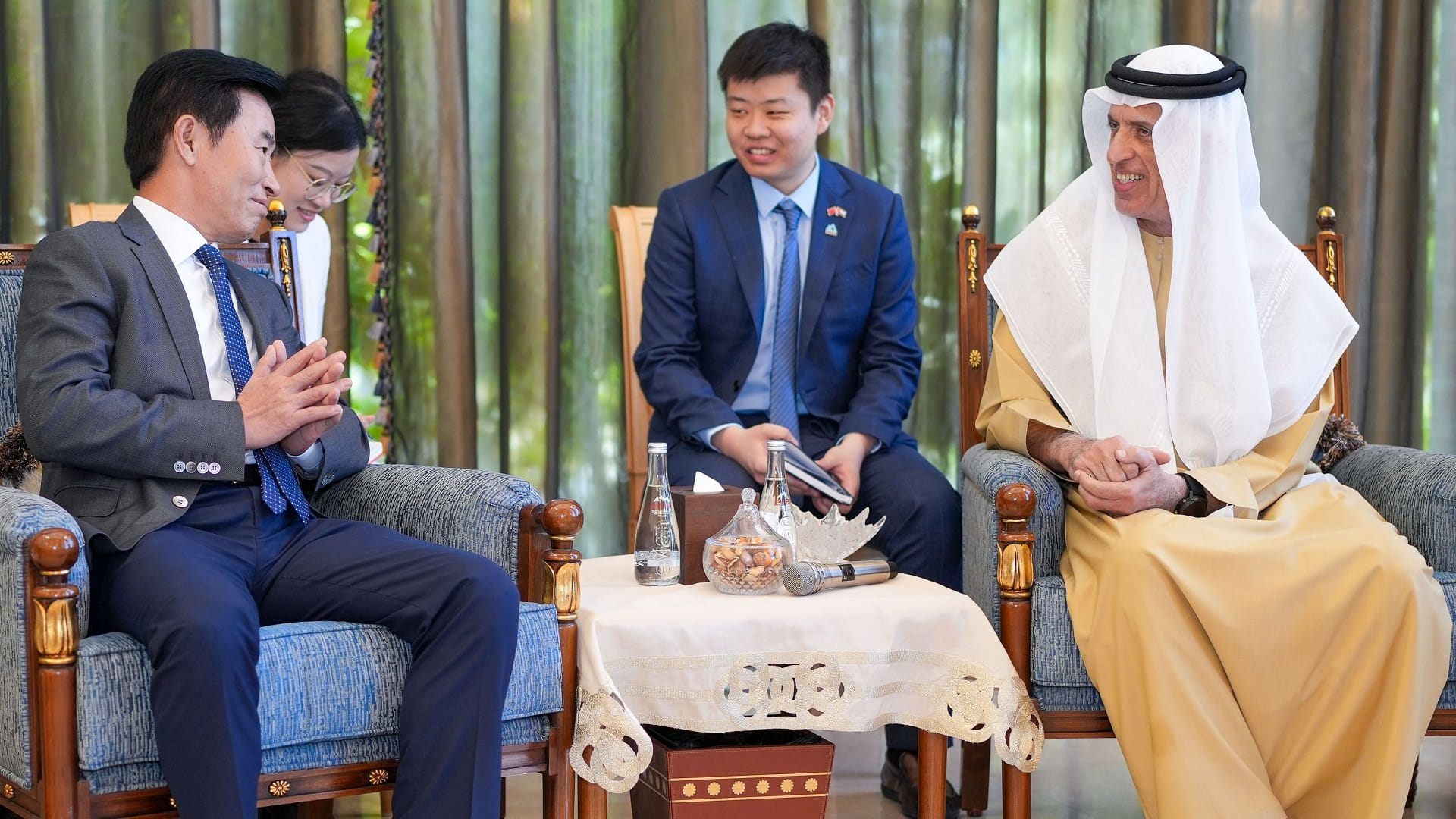 Saud bin Saqr receives delegation from China's Shenzhen city