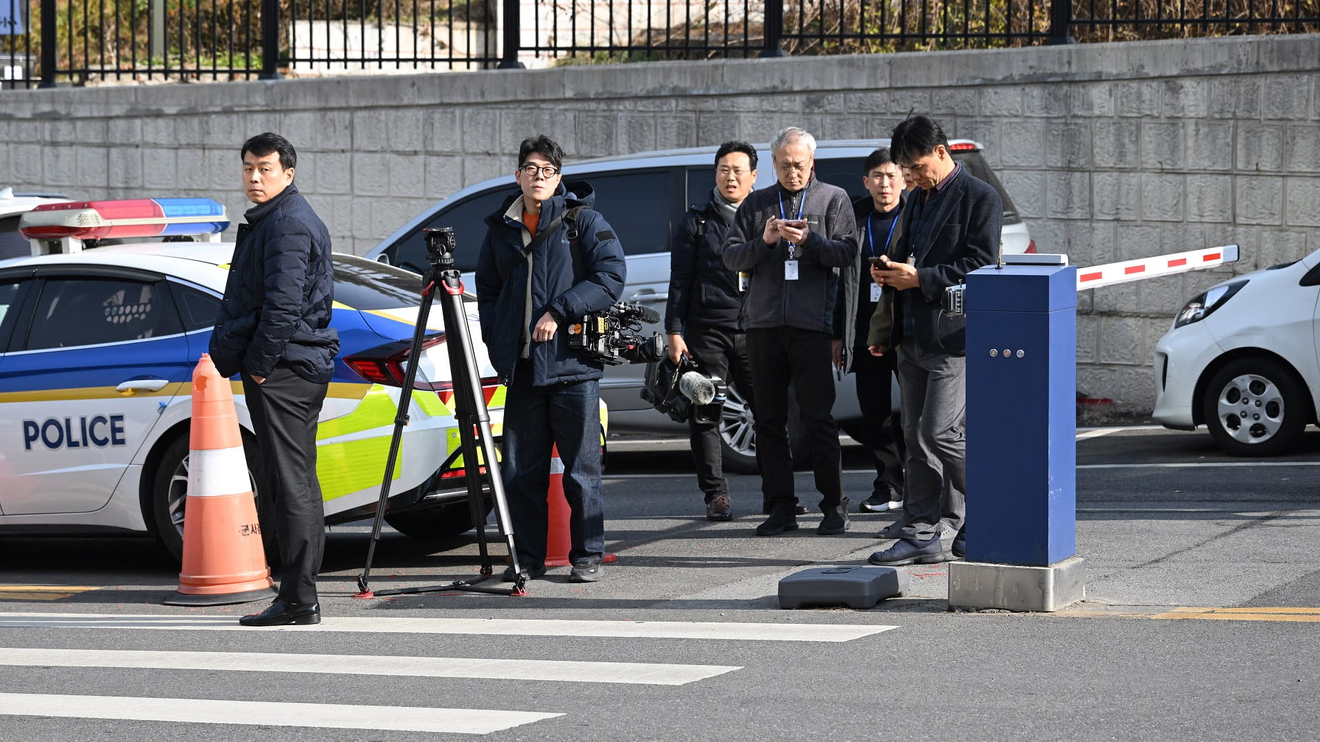 South Korean police raid president's office 