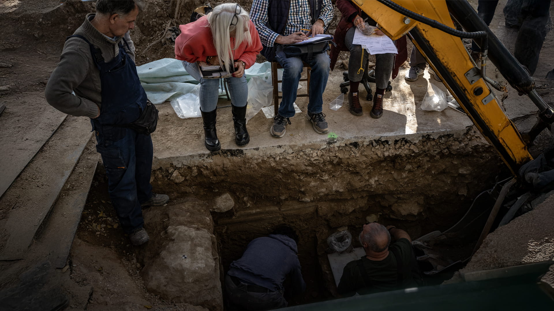   بالصدفة.. أعمال صيانة في أثينا تكشف النقاب عن تمثال وقطع أثرية  