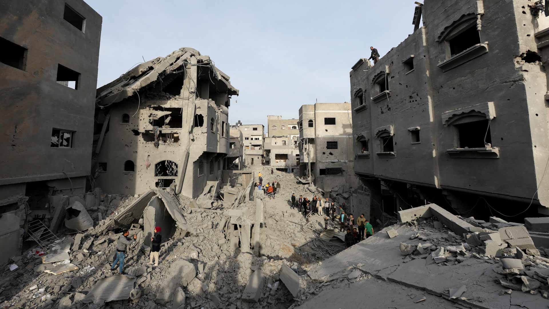 في غزة..غارات إسرائيلية ليلية تهدم مبنى على رؤوس قاطنيه وتقتل31  