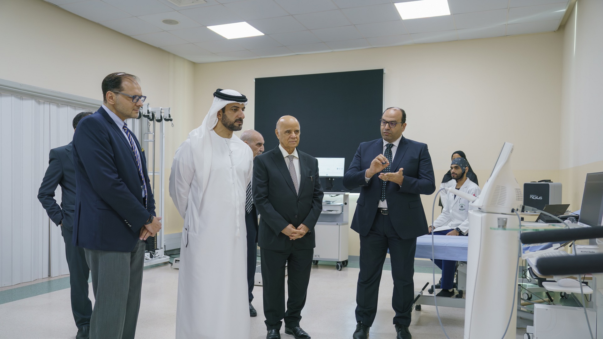 سلطان بن أحمد يطلع على مختبرات العلوم الصحية بجامعة الشارقة 