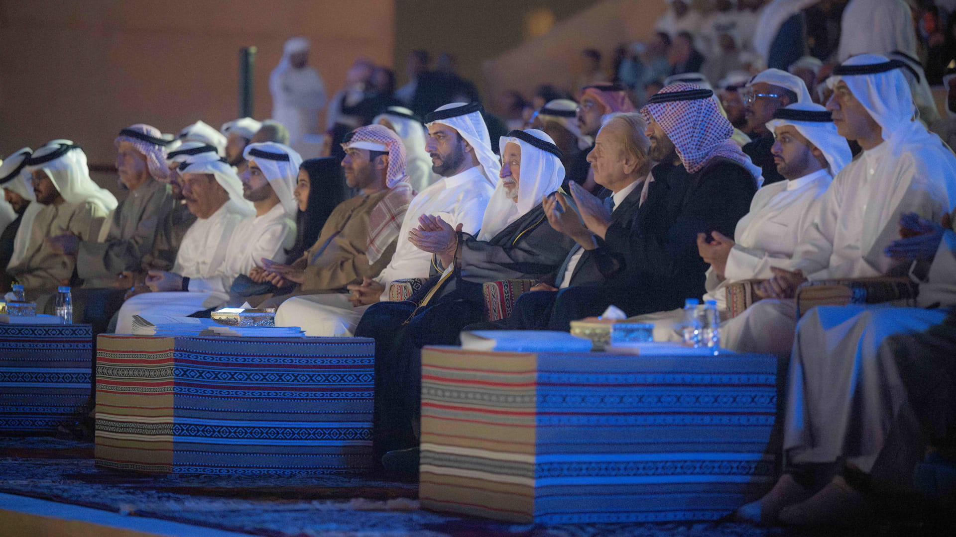 حاكم الشارقة يشهد انطلاق فعاليات مهرجان المسرح الصحراوي الـ8