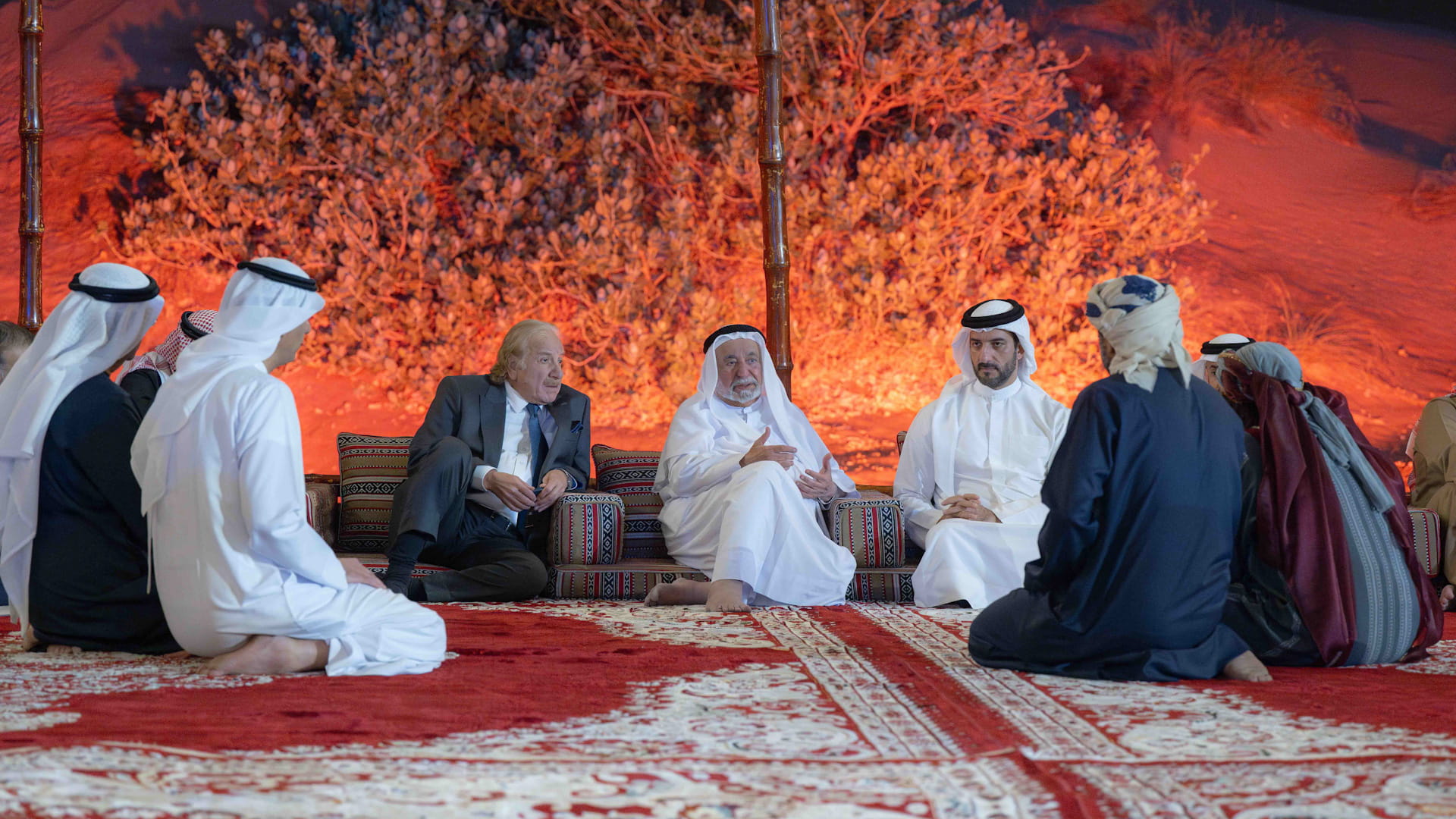 حاكم الشارقة يشهد انطلاق فعاليات مهرجان المسرح الصحراوي الـ8