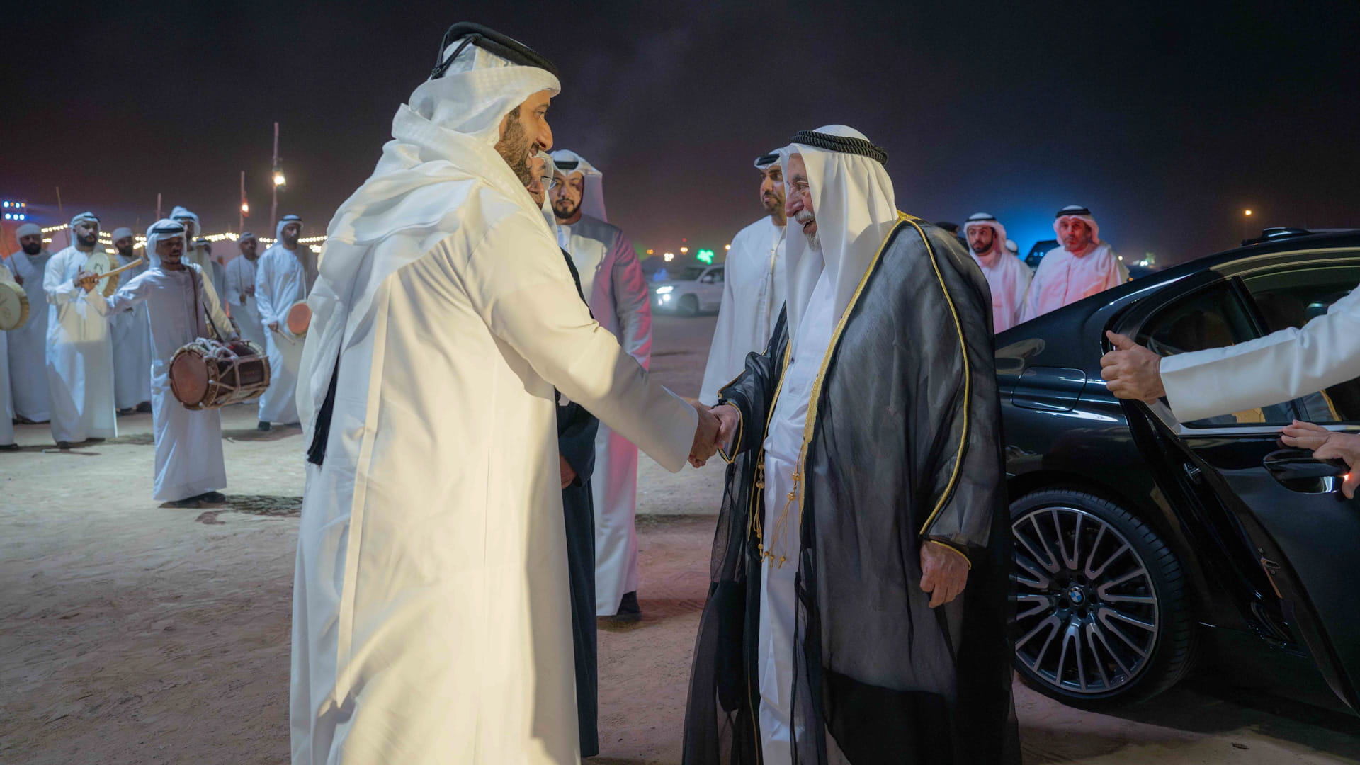 حاكم الشارقة يشهد انطلاق فعاليات مهرجان المسرح الصحراوي الـ8