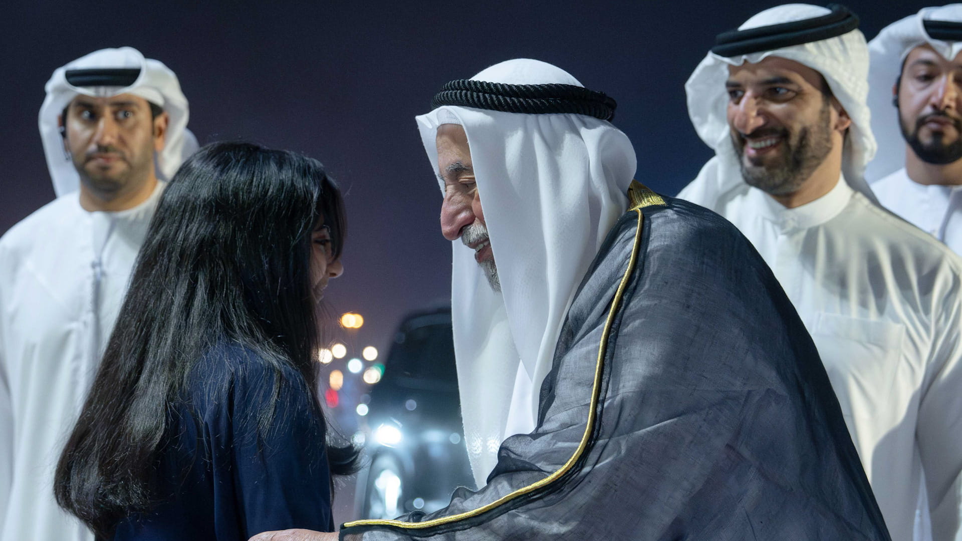 حاكم الشارقة يشهد انطلاق فعاليات مهرجان المسرح الصحراوي الـ8