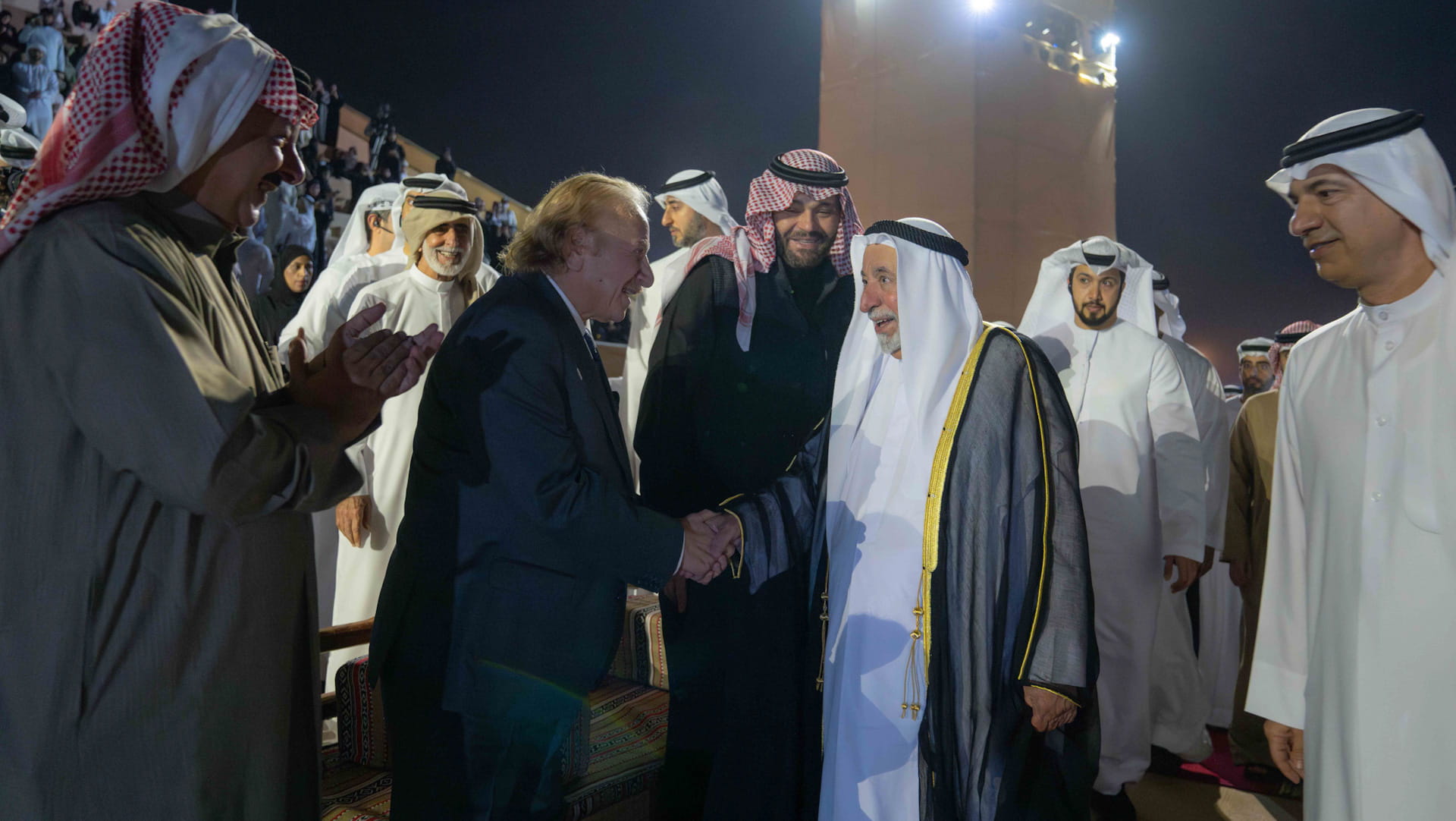 حاكم الشارقة يشهد انطلاق فعاليات مهرجان المسرح الصحراوي الـ8