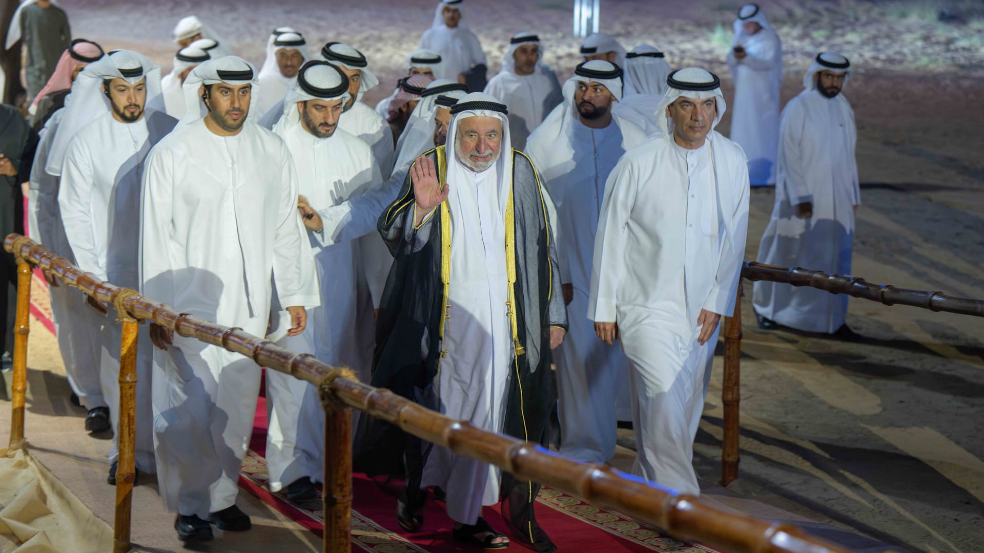 حاكم الشارقة يشهد انطلاق فعاليات مهرجان المسرح الصحراوي الـ8