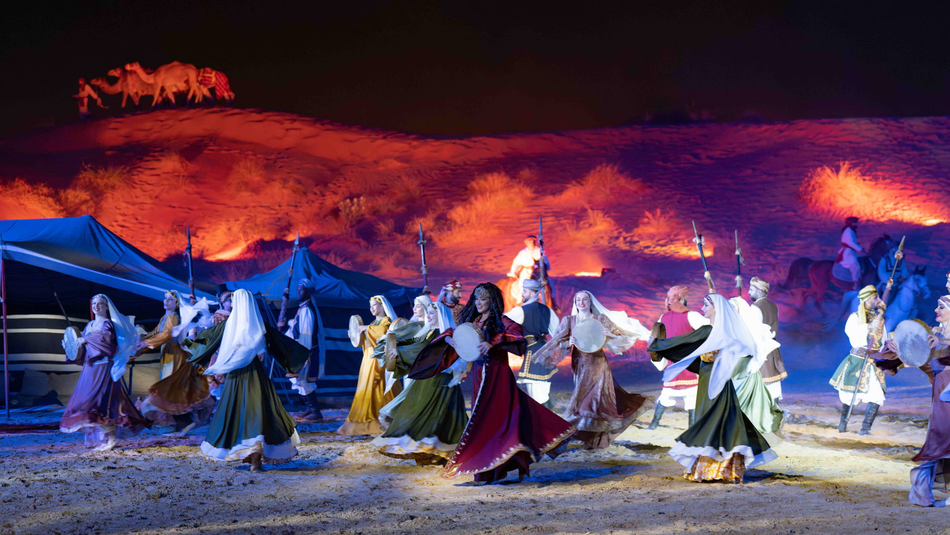 حاكم الشارقة يشهد انطلاق فعاليات مهرجان المسرح الصحراوي الـ8