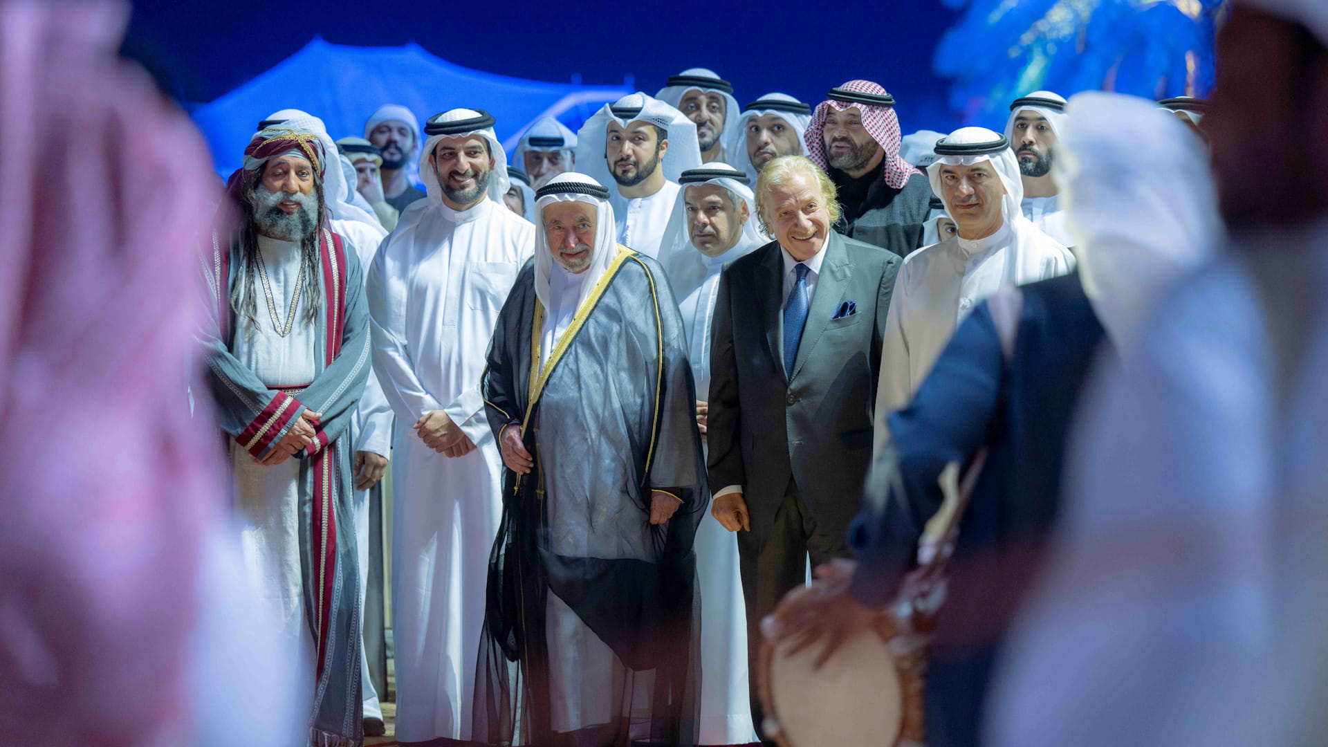 حاكم الشارقة يشهد انطلاق فعاليات مهرجان المسرح الصحراوي الـ8