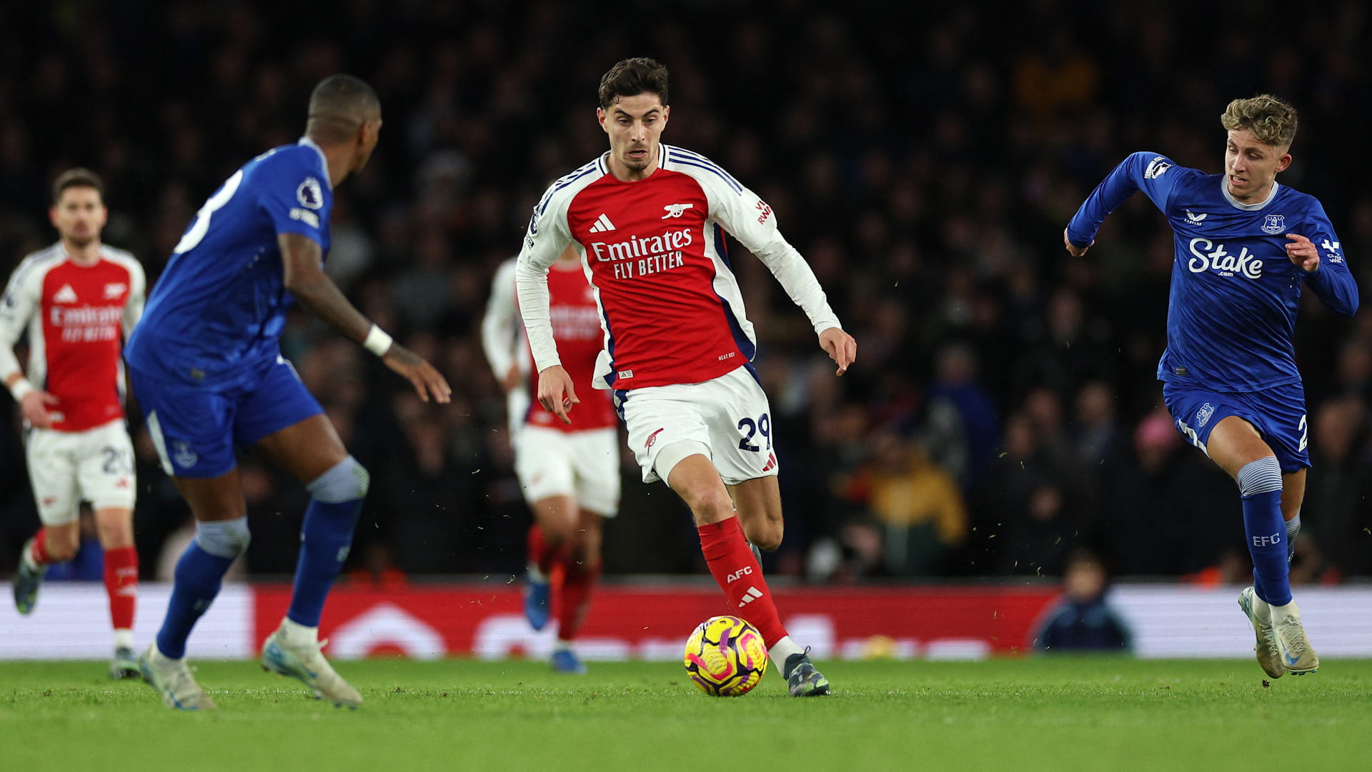 أرسنال يواصل نزيف النقاط في الدوري الإنجليزي 