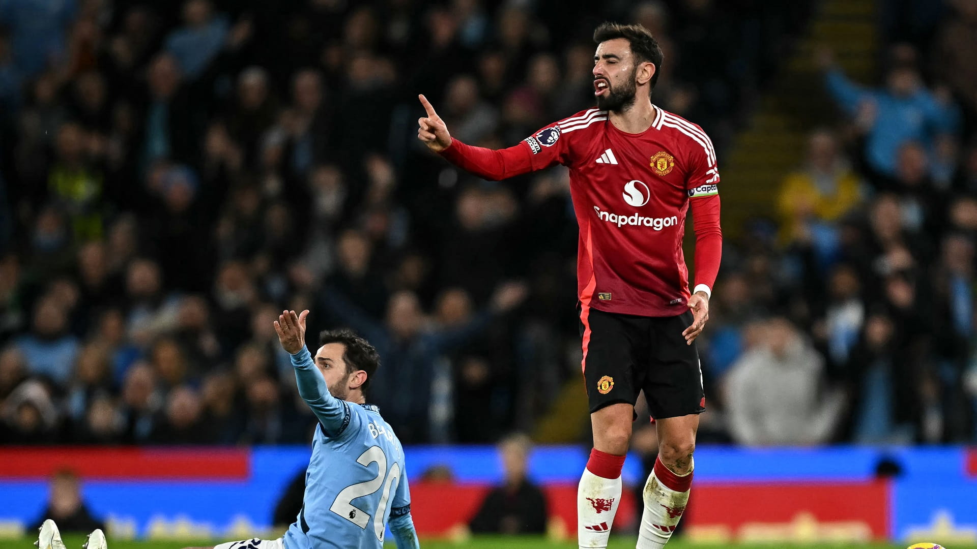 Manchester United stuns Manchester City with late 2-1 victory