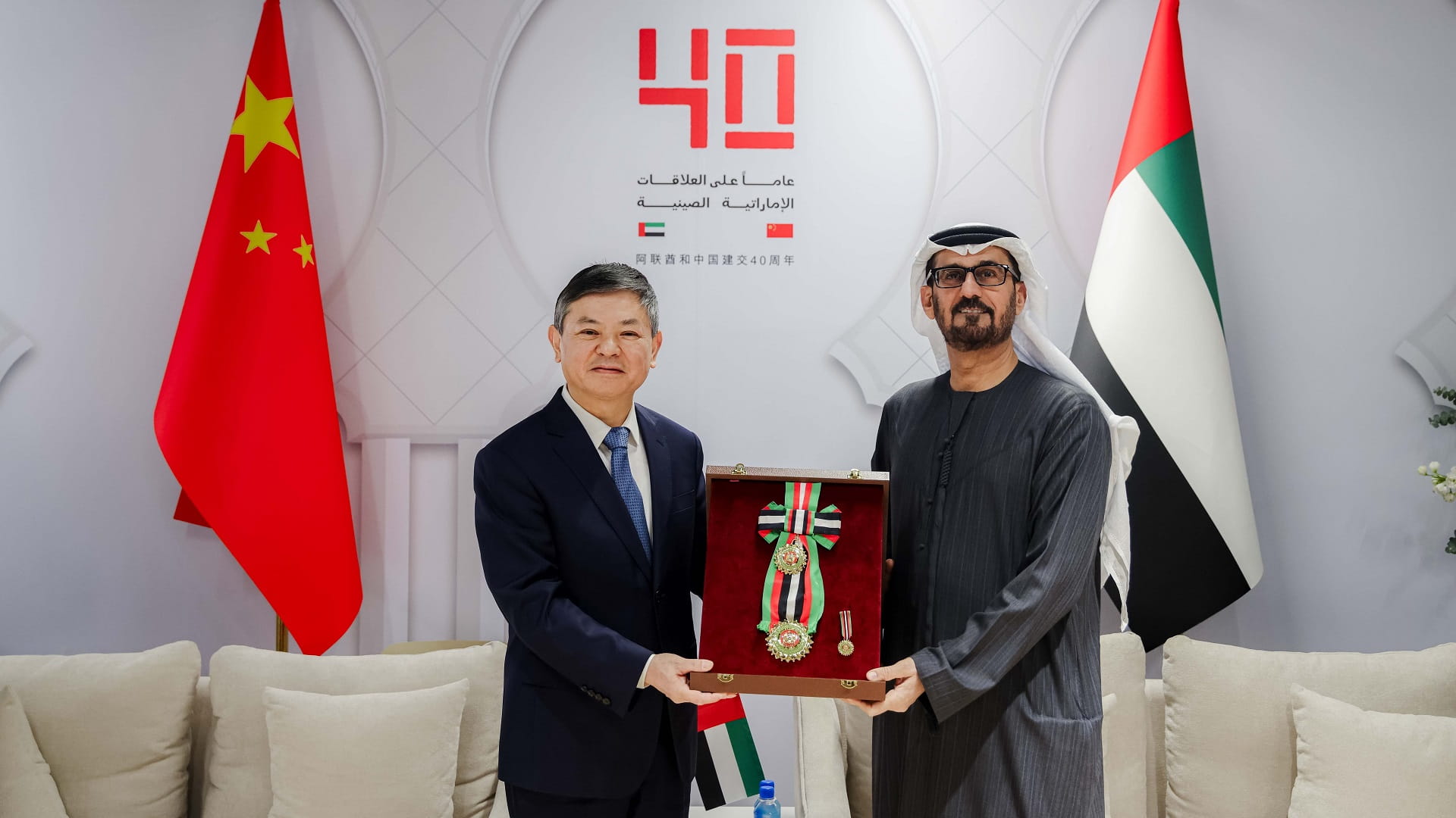 رئيس الدولة يمنح مسؤولين صينيين وسام زايد الثاني من الطبقة الأولى