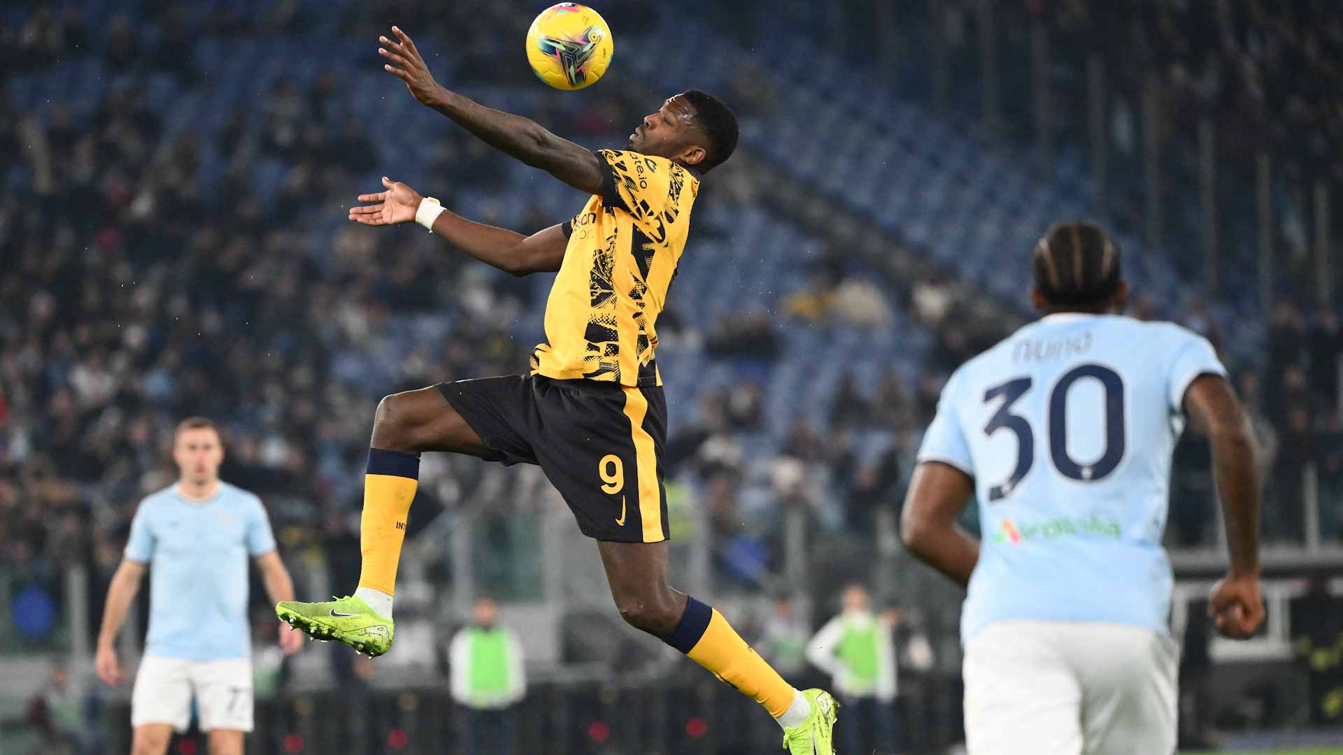 إنتر ميلان يمزق شباك لاتسيو في الدوري الإيطالي 