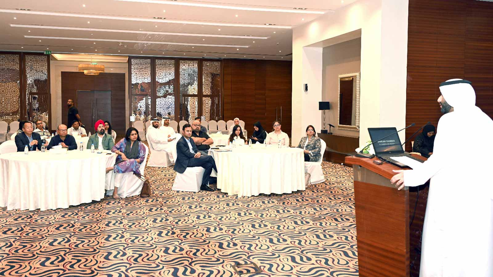 غرفة الشارقة تعزز التعاون مع نظيرتها الهندية في القطاع الصناعي 