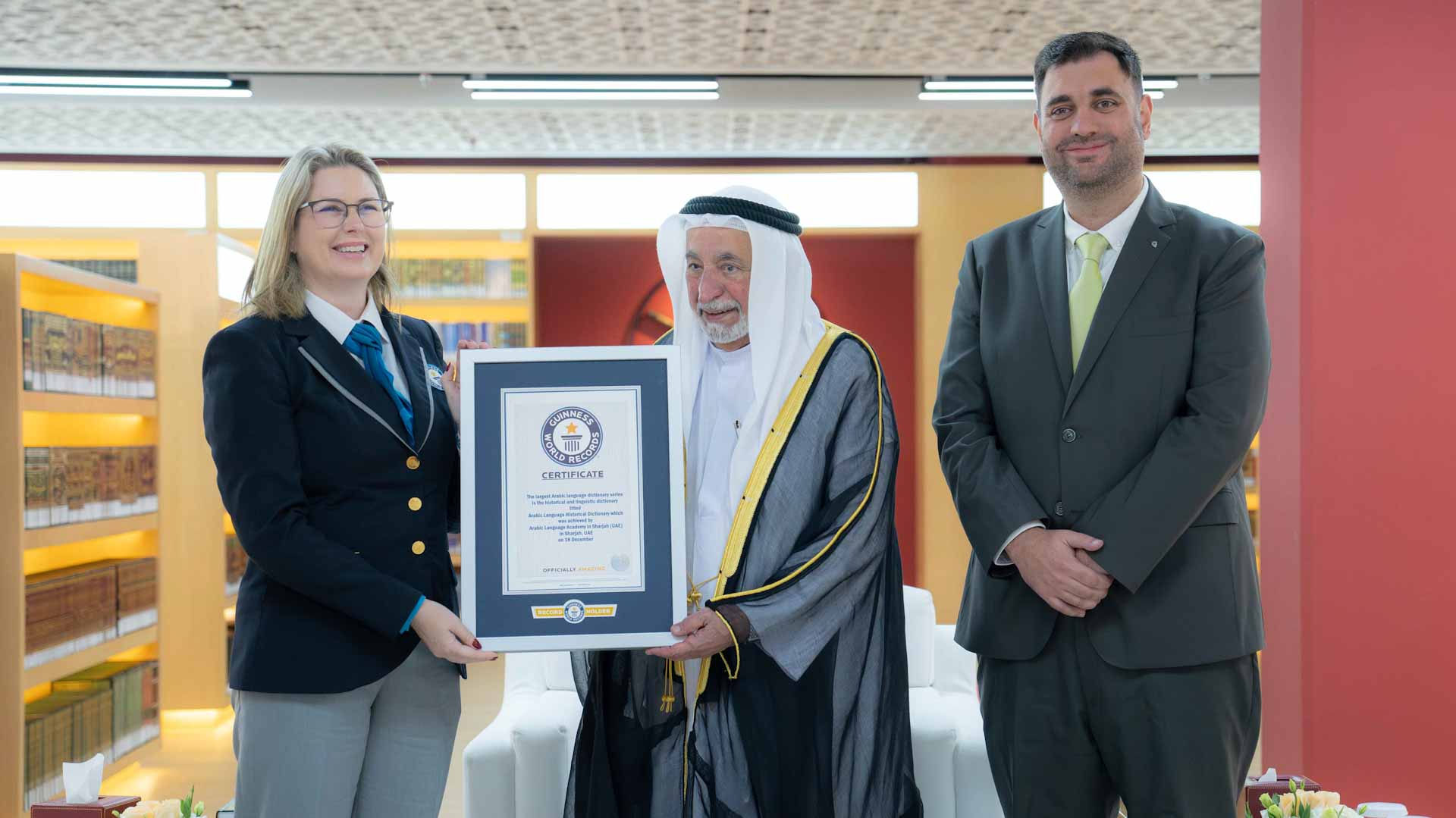حاكم الشارقة يتسلم شهادة "غينيس" للمعجم التاريخي للغة العربية  