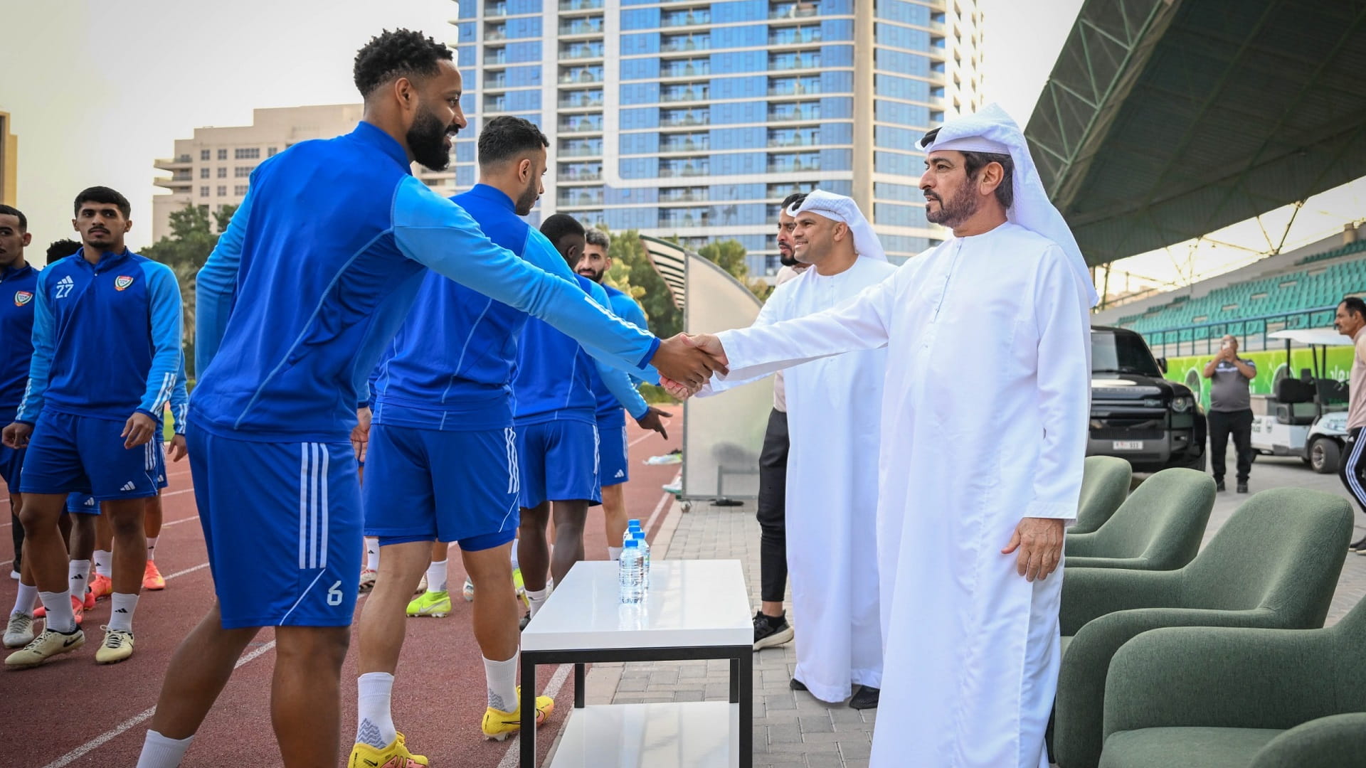 حمدان بن مبارك يلتقي بعثة المنتخب الوطني قبل السفر للكويت