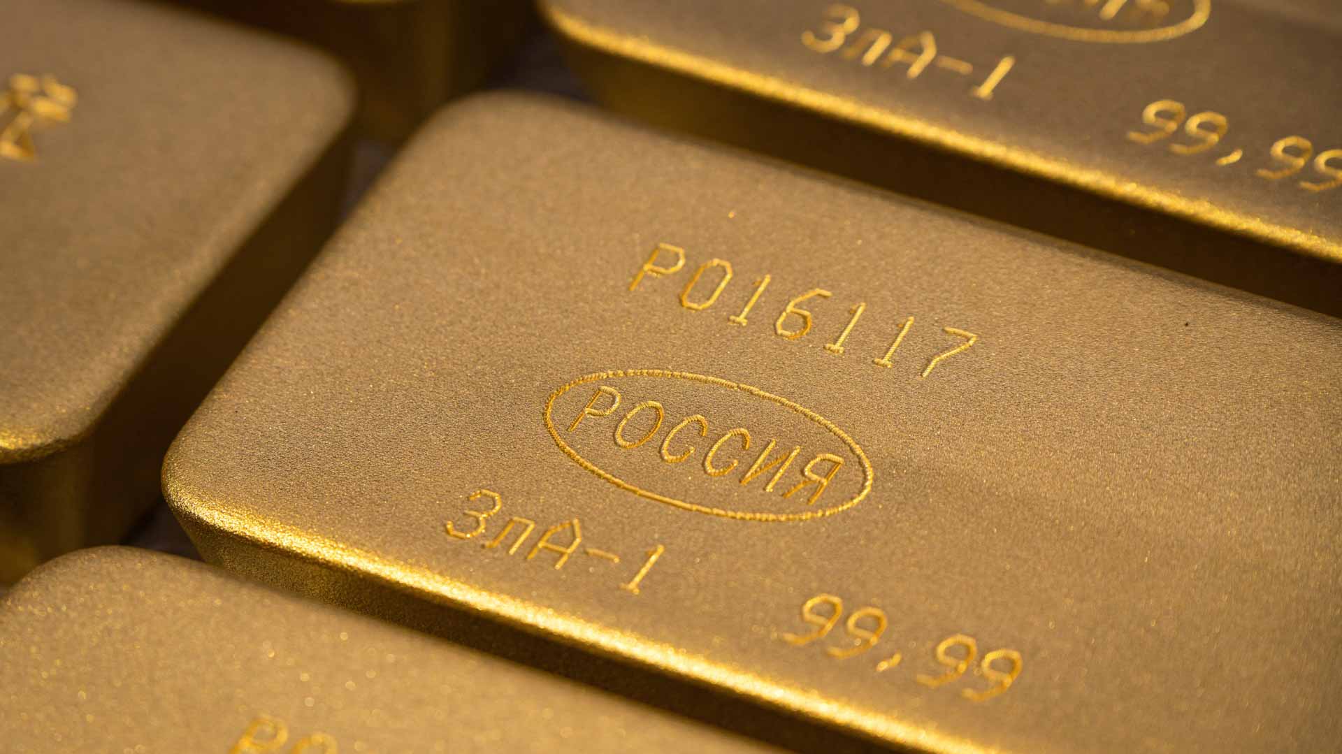 الذهب ينخفض 2% بفعل إشارات تباطؤ خفض الفائدة وتعزيز الدولار