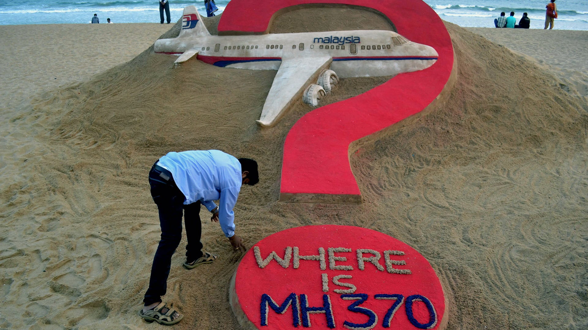 Malaysia agrees to resume search for missing MH370 plane 