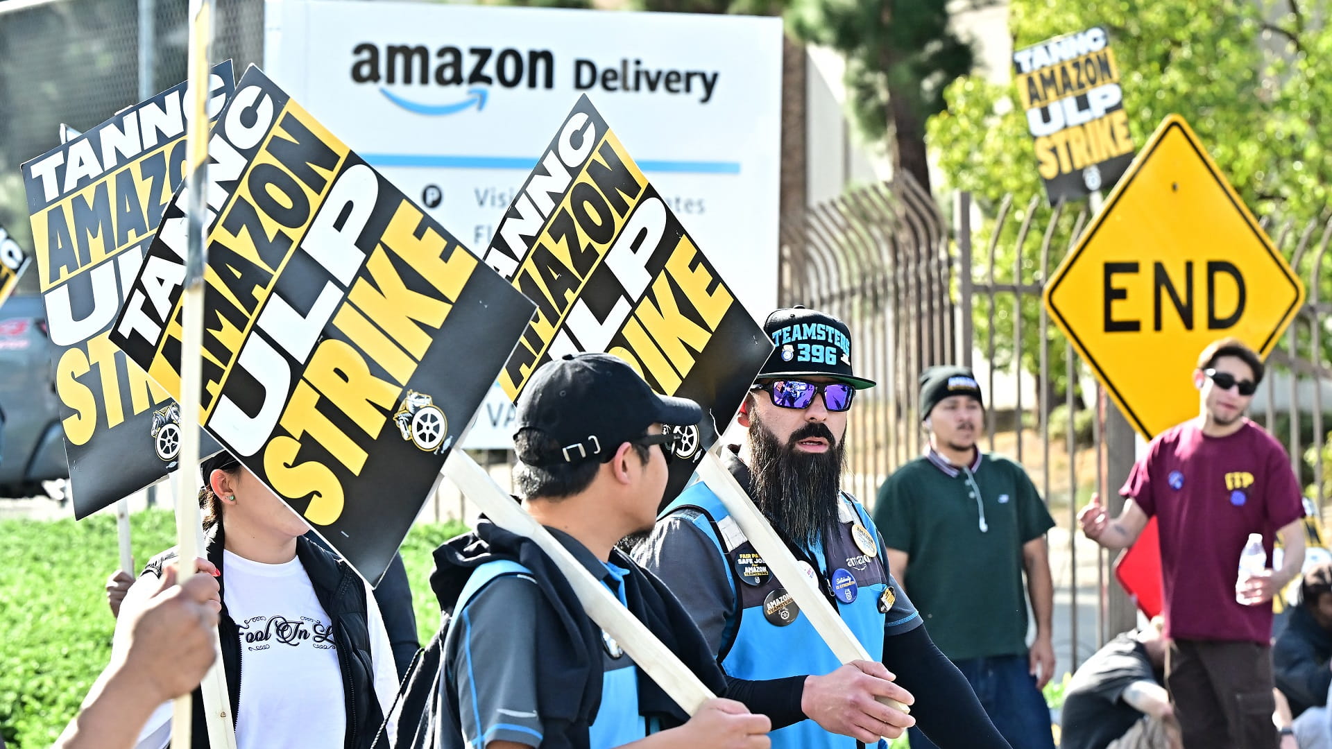 Thousands of US Amazon staff strike days before Christmas 